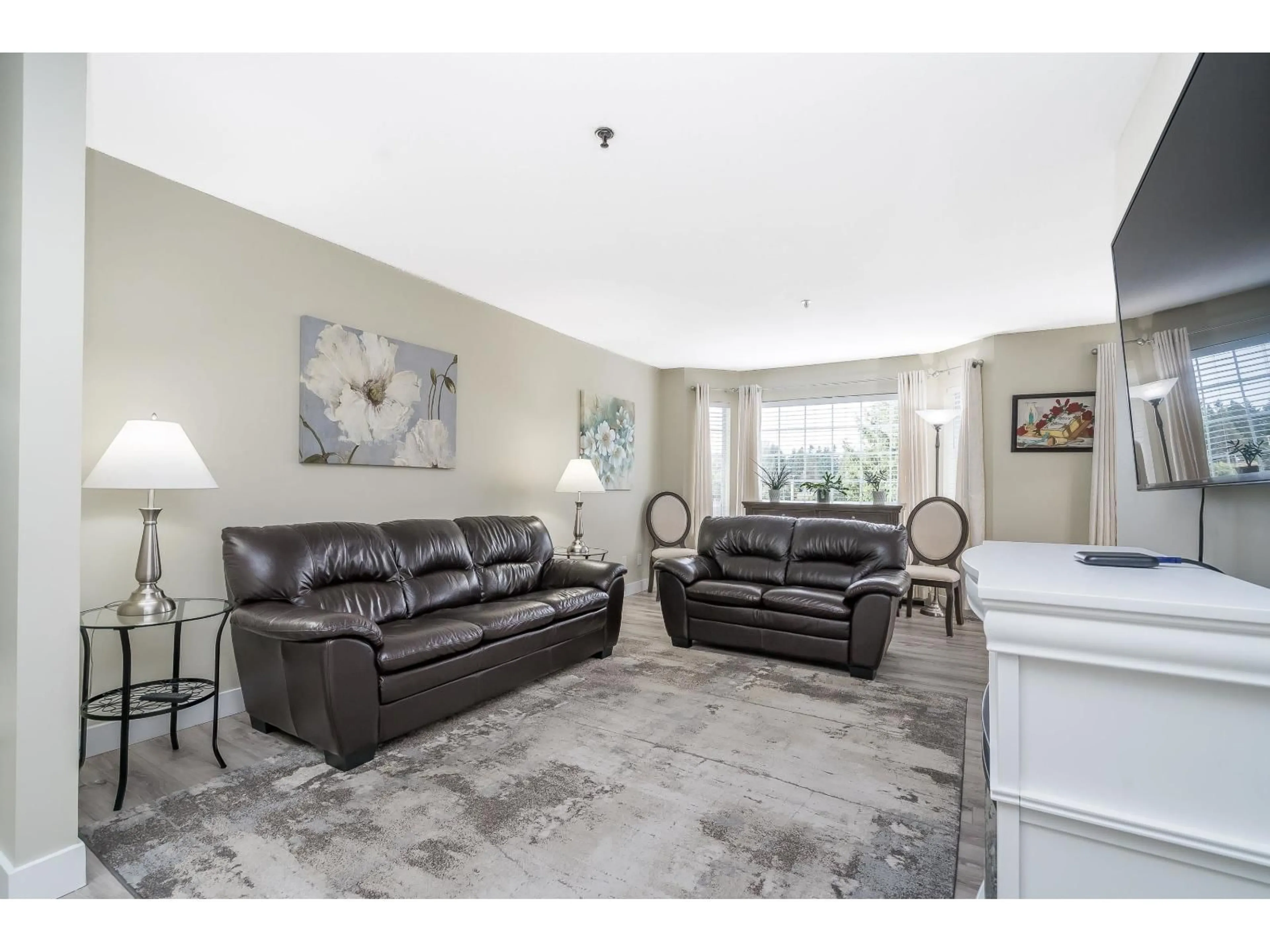 Living room with furniture, ceramic/tile floor for 307 - 33535 KING ROAD, Abbotsford British Columbia V2S6Z5