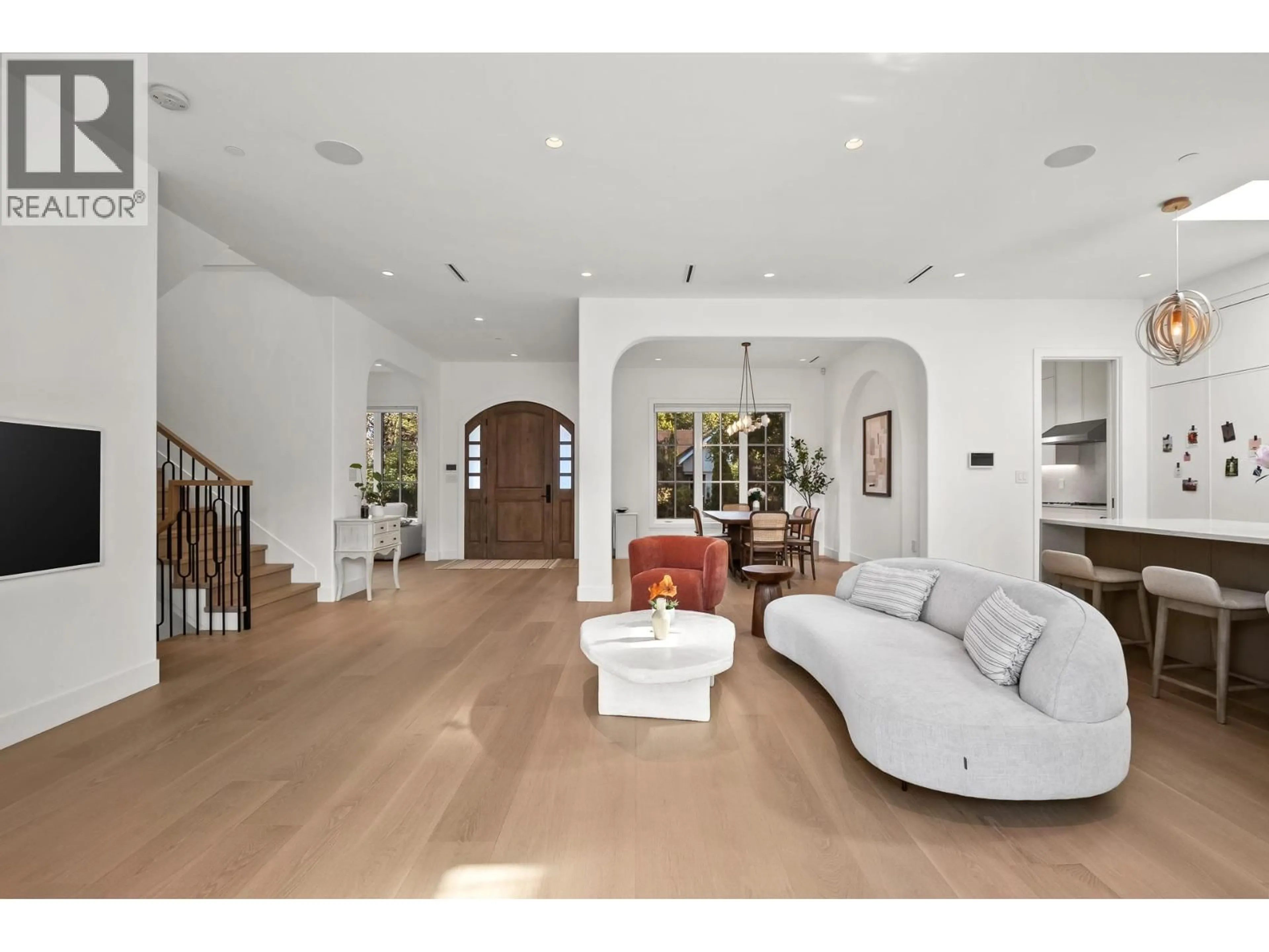 Indoor foyer for 3227 35TH AVENUE, Vancouver British Columbia V6N2M9