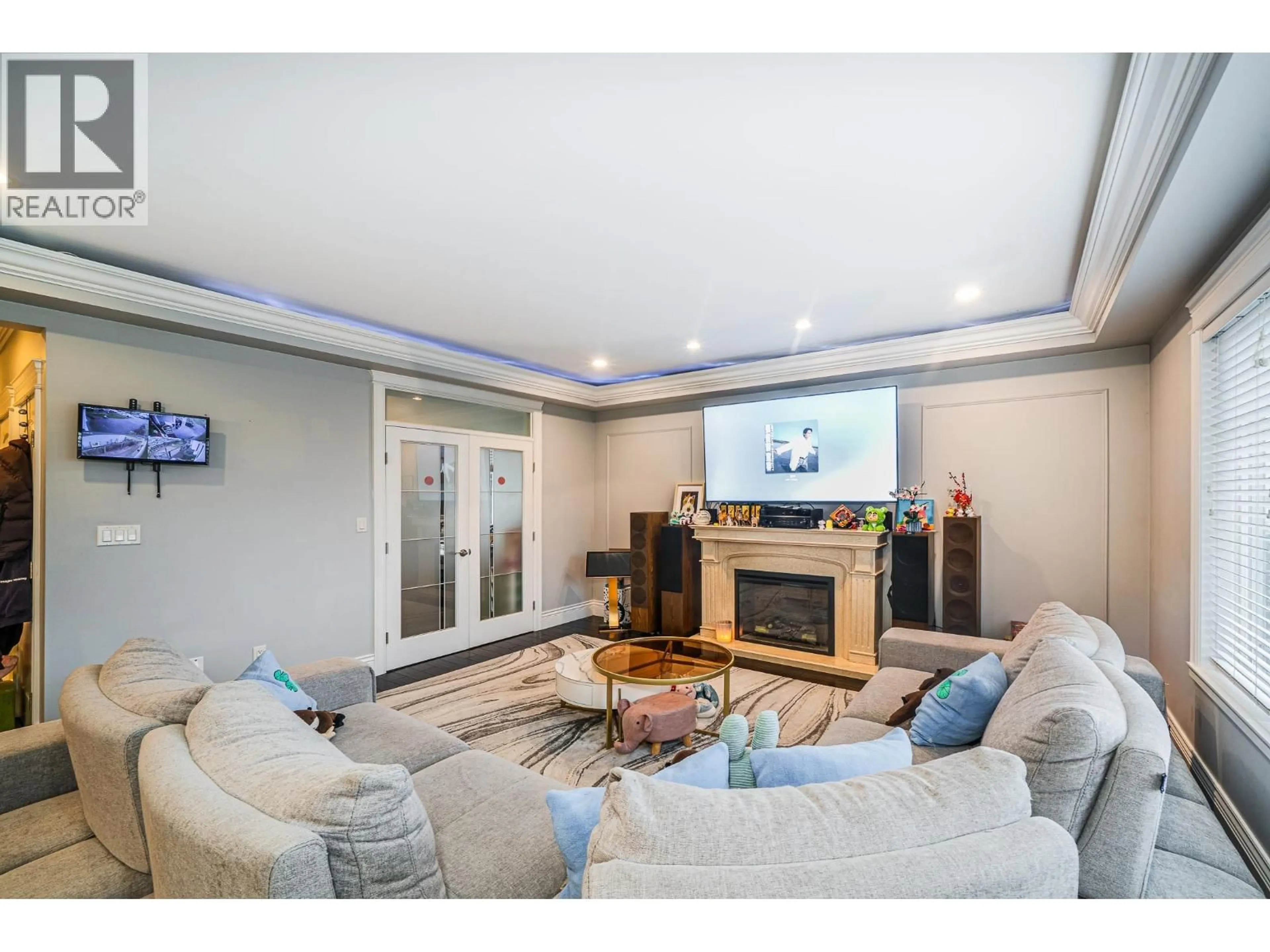 Living room with furniture, unknown for 5007 HARDWICK STREET, Burnaby British Columbia V5G1P8