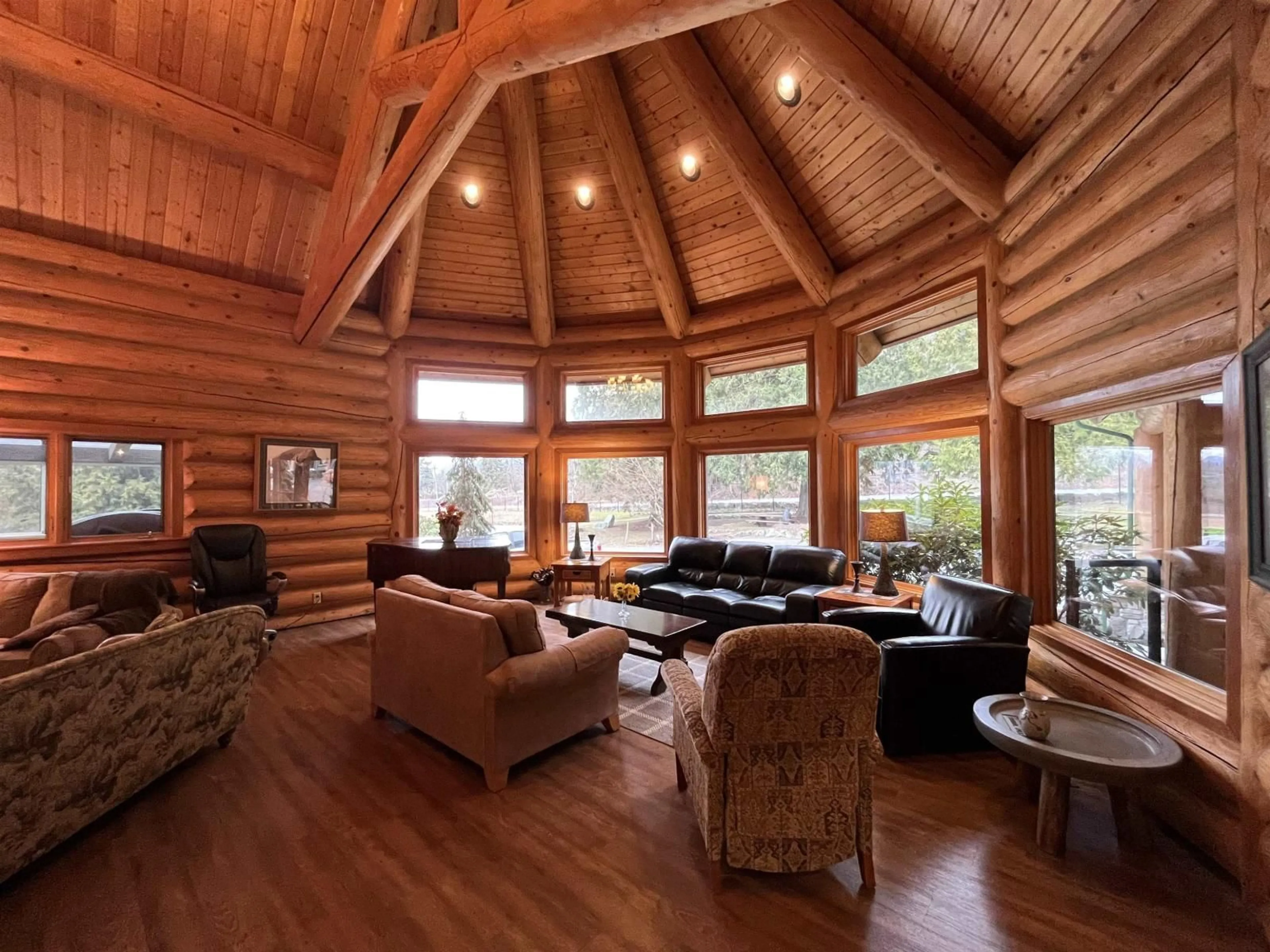 Living room with furniture, wood/laminate floor for 91 - 53480 BRIDAL FALLS ROAD, Chilliwack British Columbia V0X1X1
