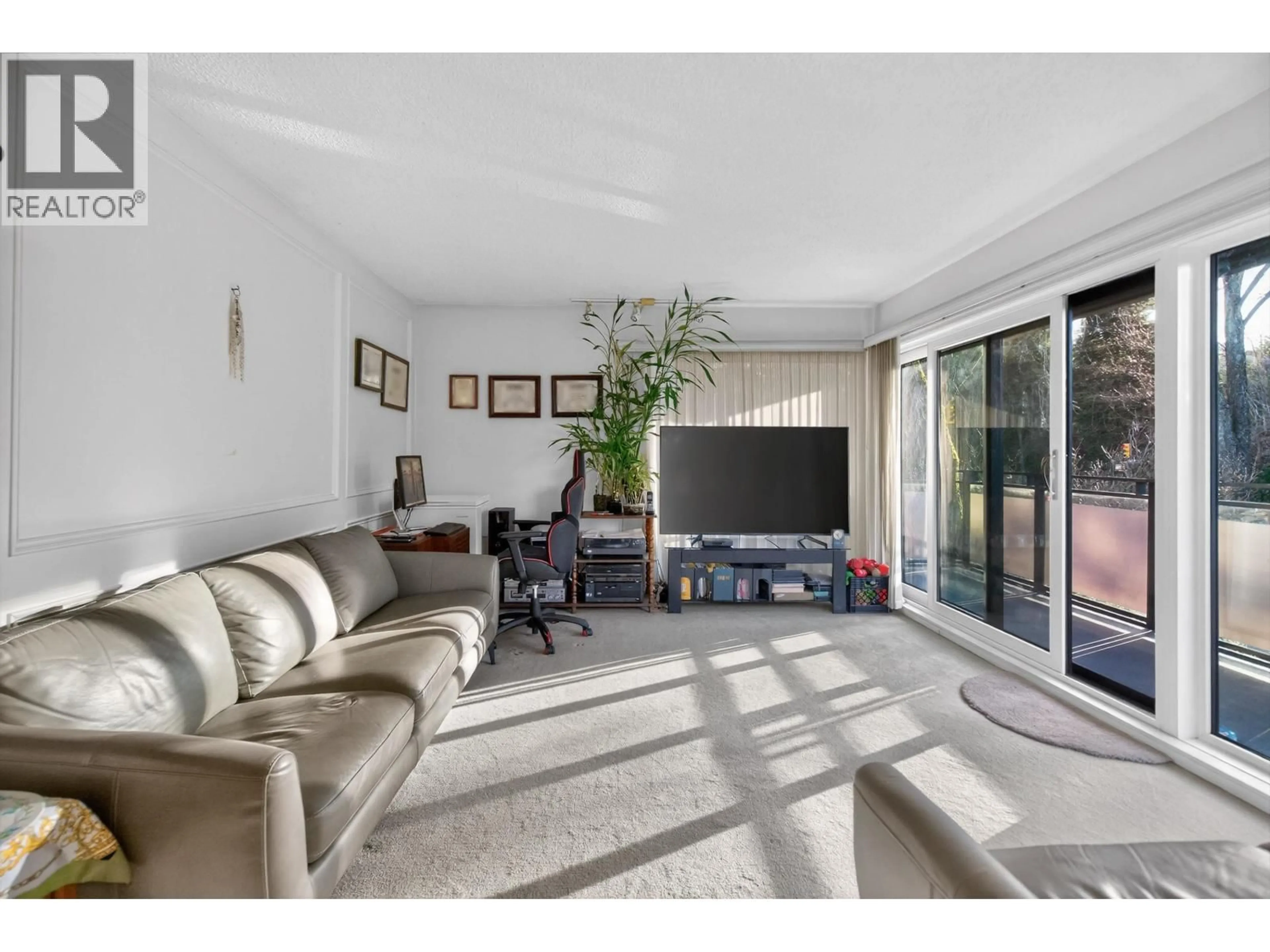 Living room with furniture, unknown for 605 - 1405 W 15TH AVENUE, Vancouver British Columbia V6H3R2