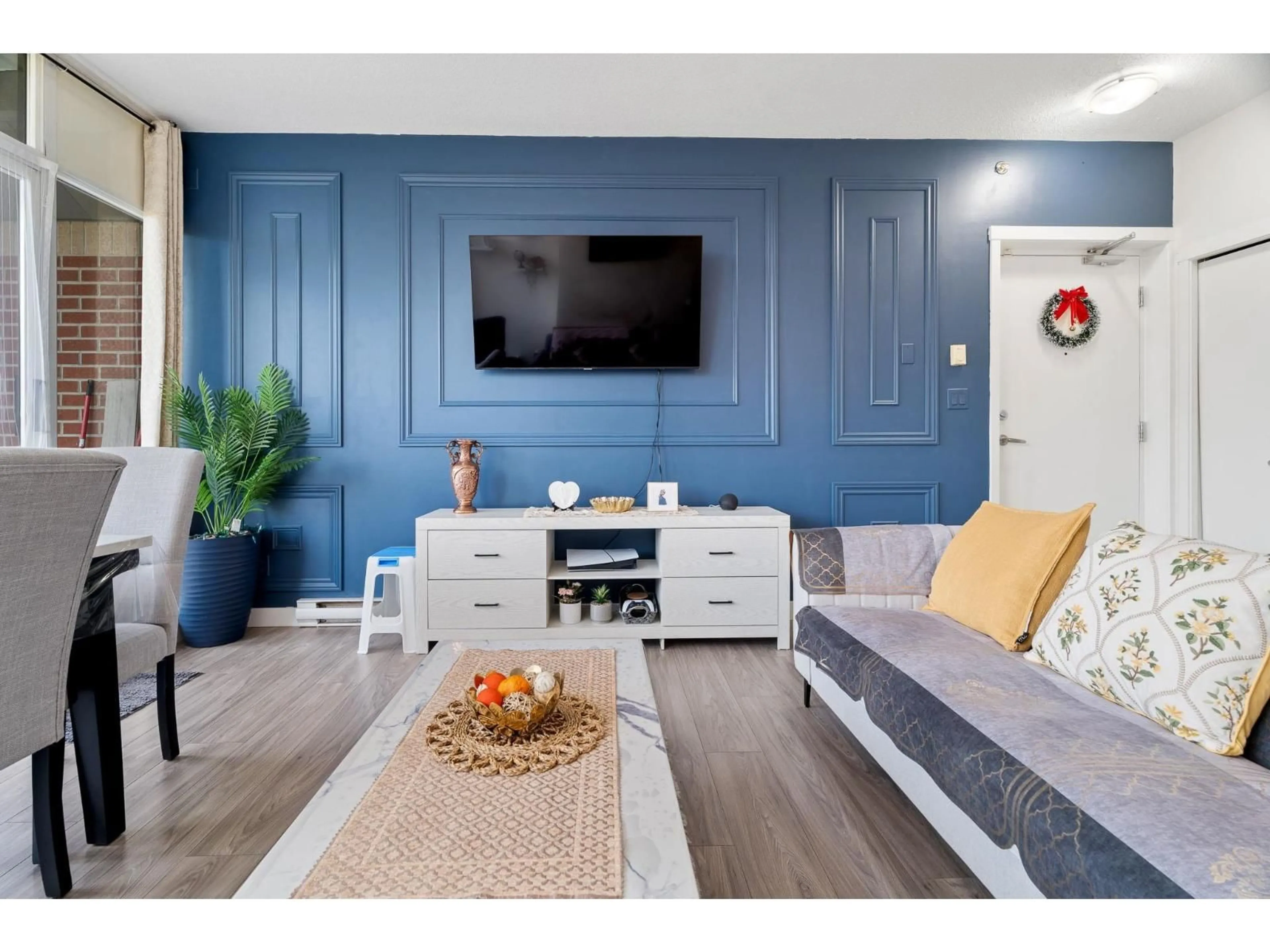 Living room with furniture, wood/laminate floor for 308 - 13399 104 AVENUE, Surrey British Columbia V3T0C9