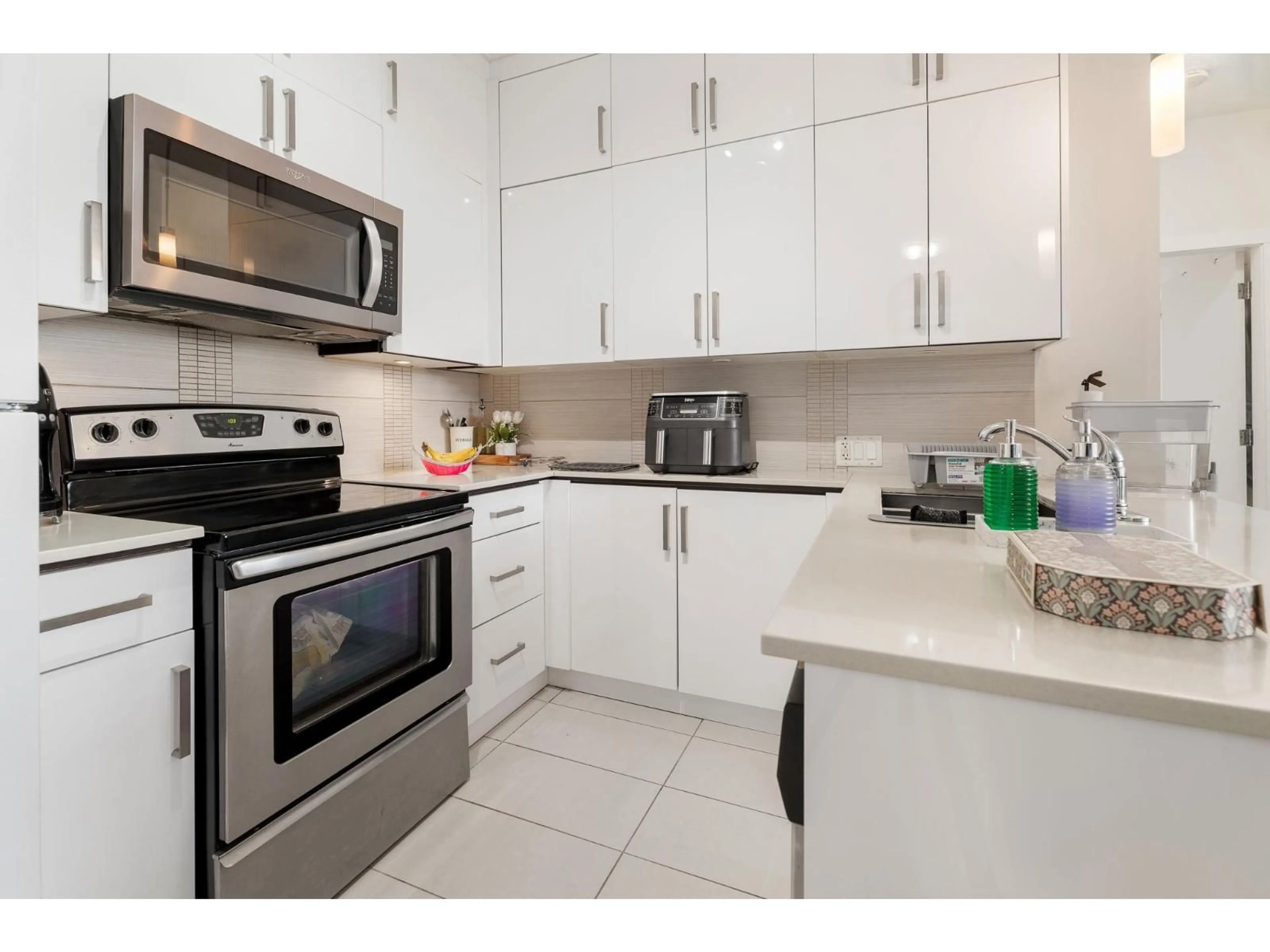 Standard kitchen, ceramic/tile floor for 308 - 13399 104 AVENUE, Surrey British Columbia V3T0C9