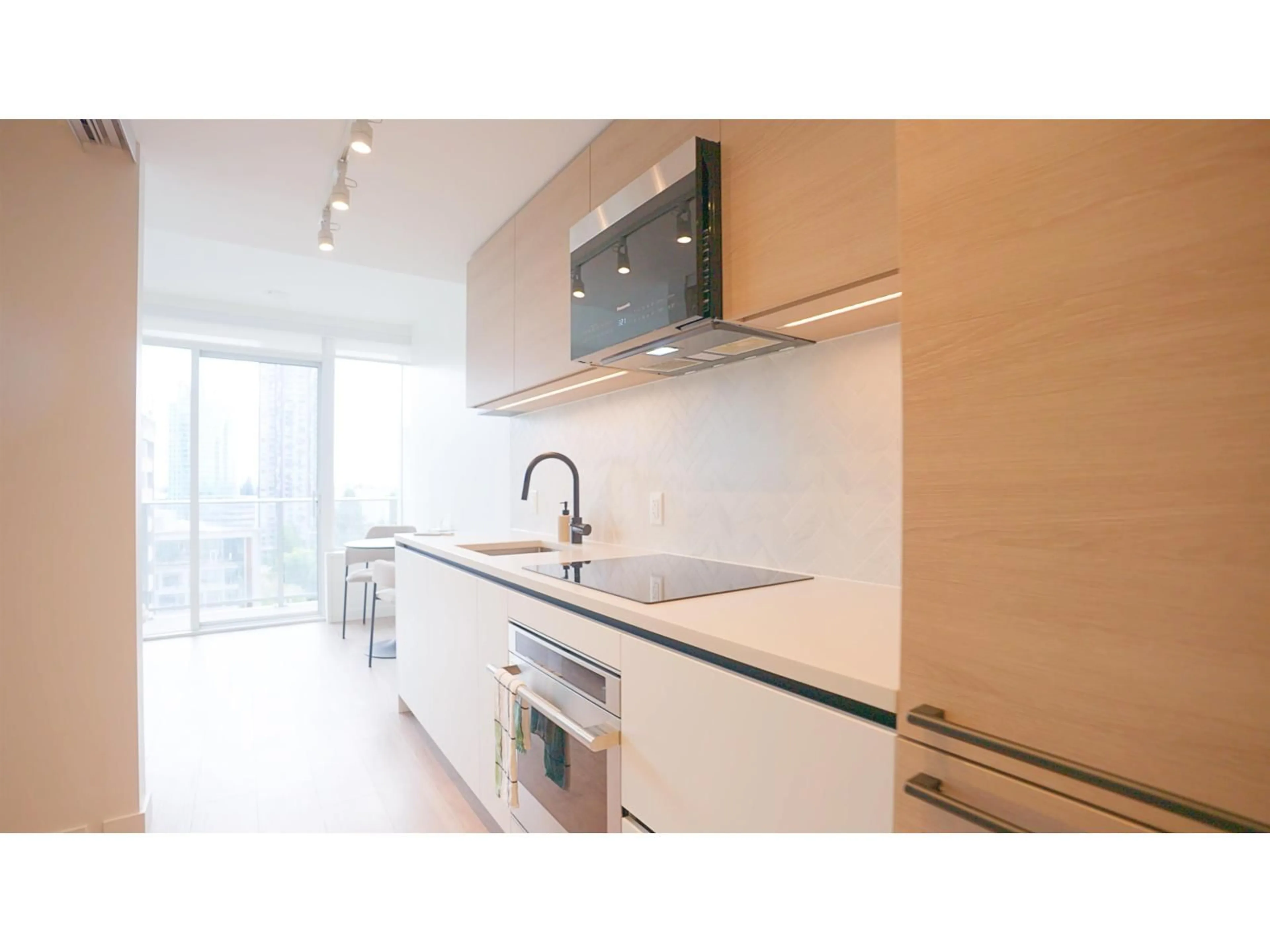 Standard kitchen, wood/laminate floor for 1409 - 13428 105 AVENUE, Surrey British Columbia V3T0S6