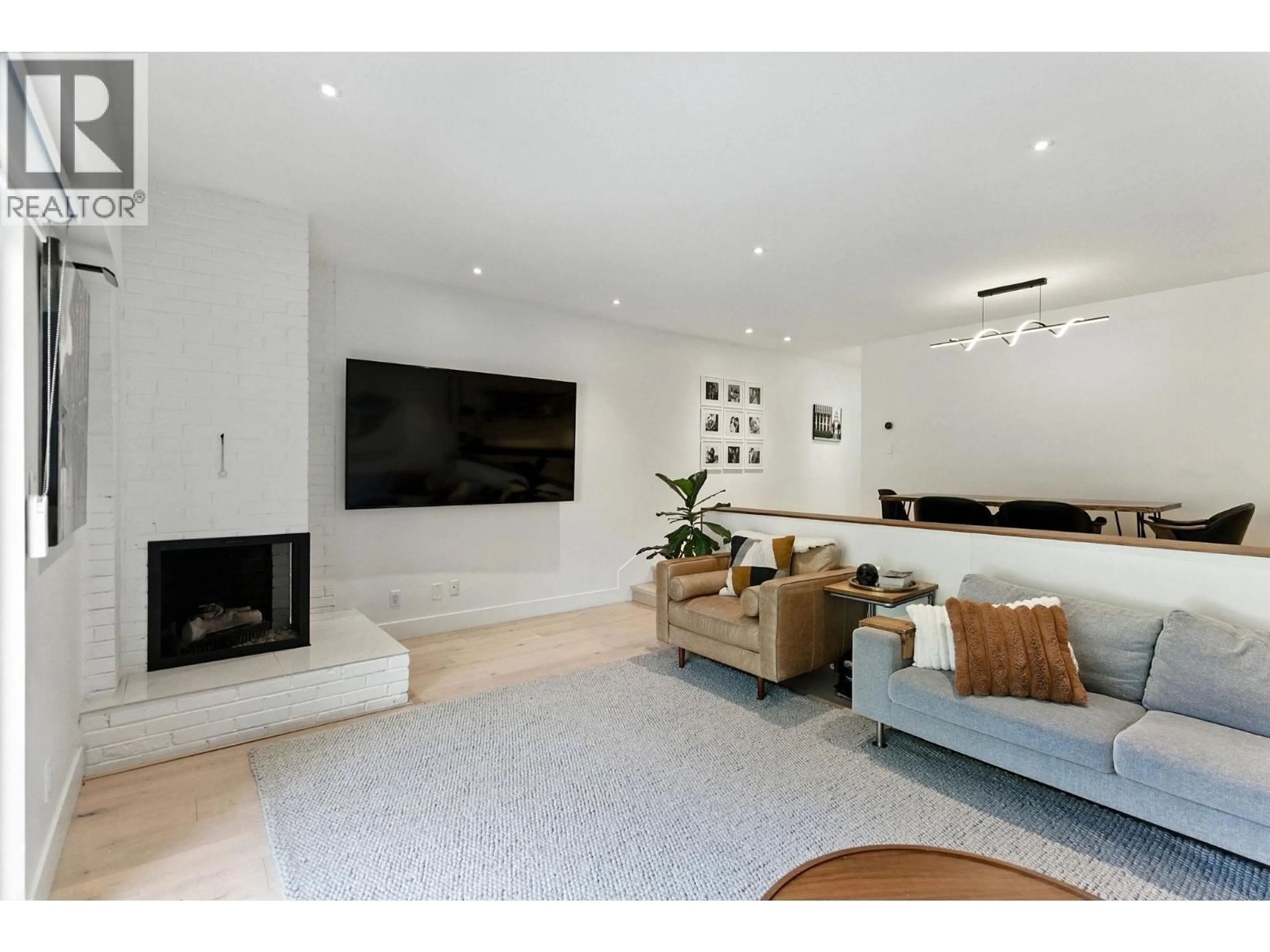 Living room with furniture, unknown for 137 - 3300 CAPILANO ROAD, North Vancouver British Columbia V7R4H8