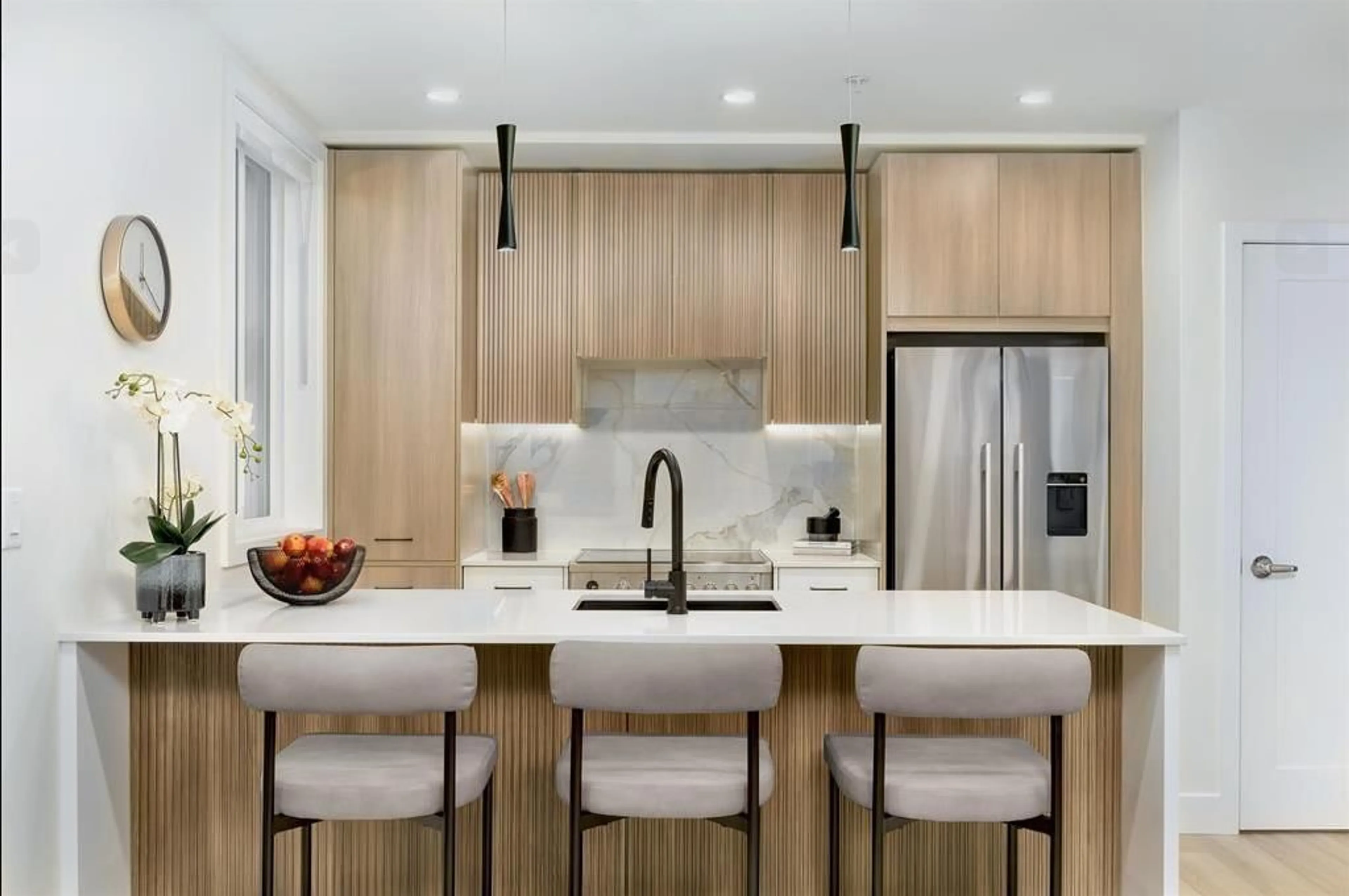 Contemporary kitchen, unknown for 303 - 34375 GLADYS AVENUE, Abbotsford British Columbia V2S2E8