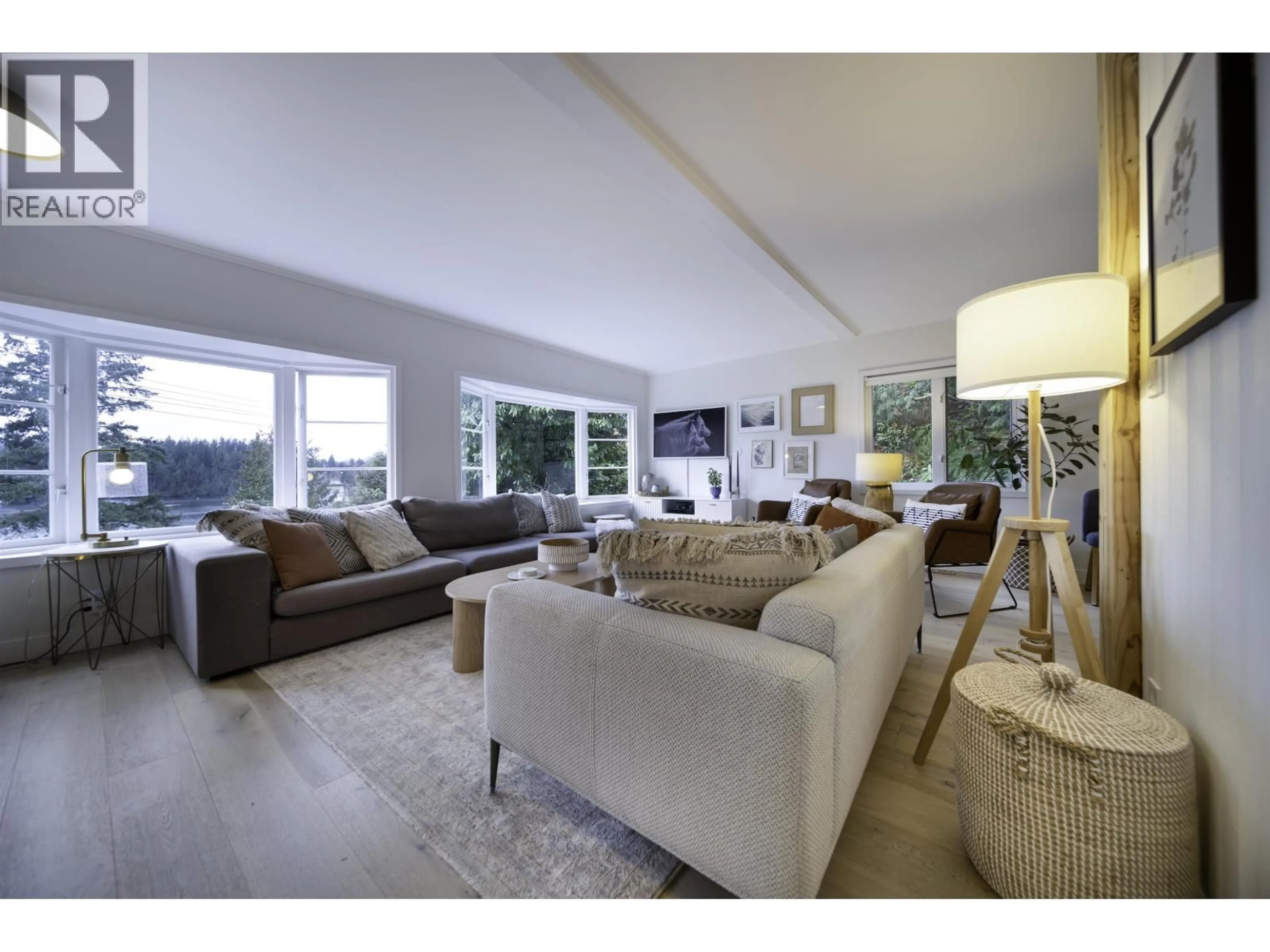 Living room with furniture, unknown for 2711 PANORAMA DRIVE, North Vancouver British Columbia V7G1V7