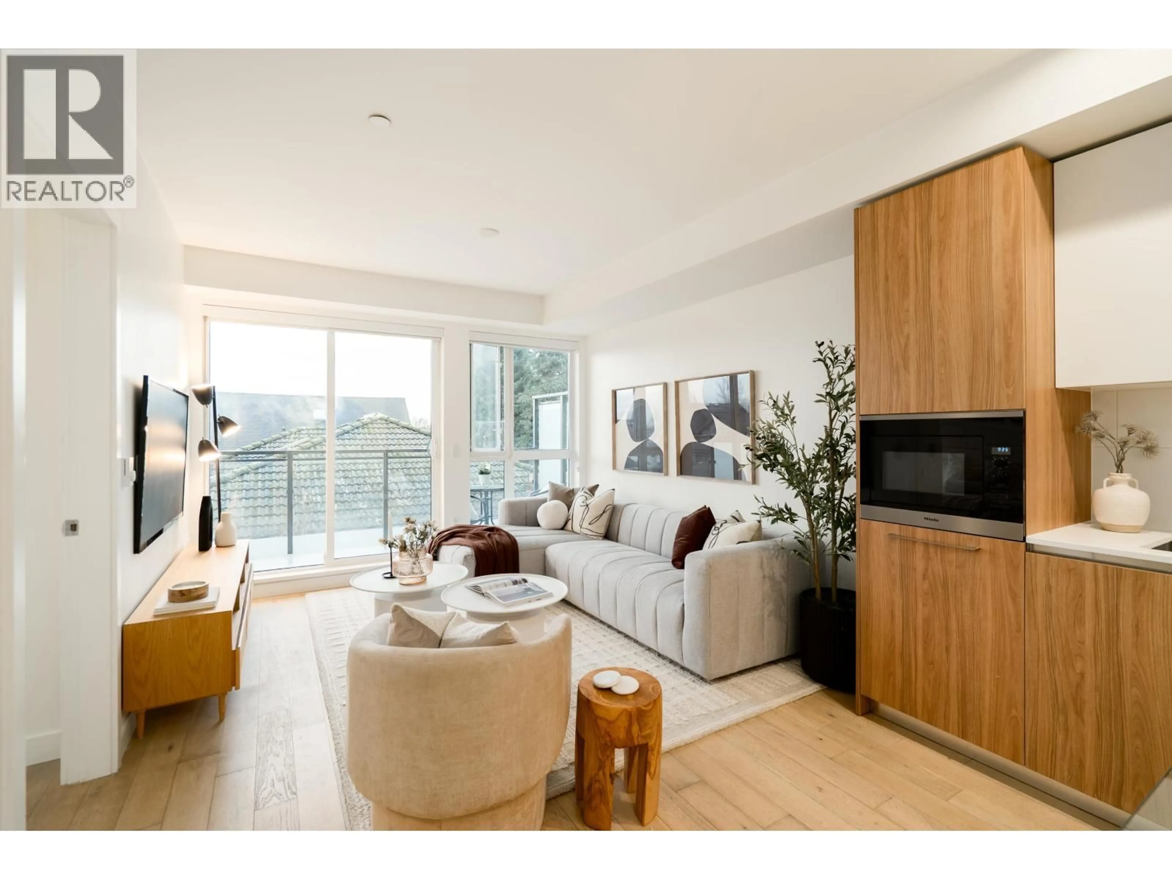 Living room with furniture, wood/laminate floor for 310 - 209 20TH AVENUE, Vancouver British Columbia V5V1M2