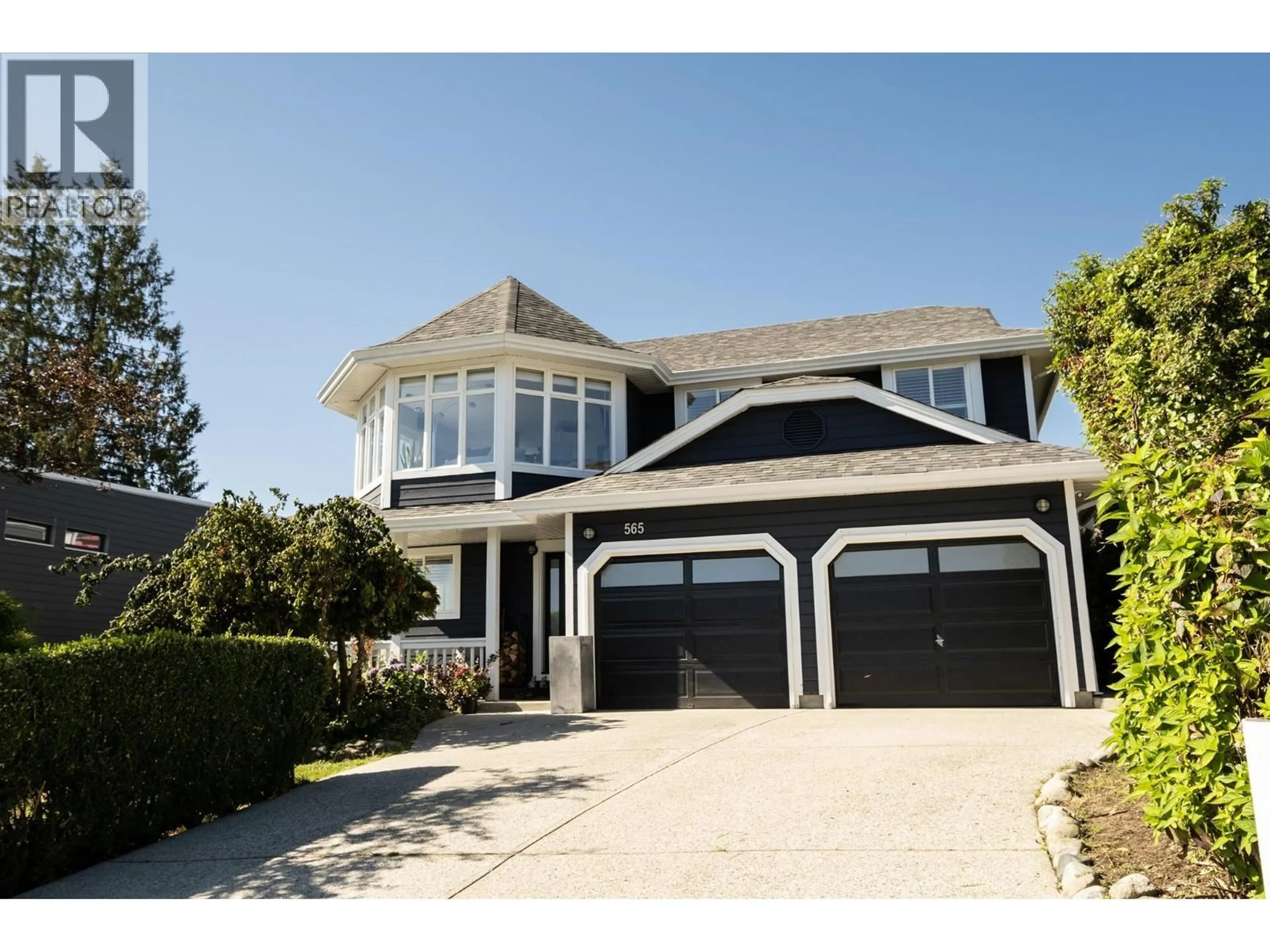 Home with vinyl exterior material, street for 565 WILDWOOD CRESCENT, Gibsons British Columbia V0N1V9