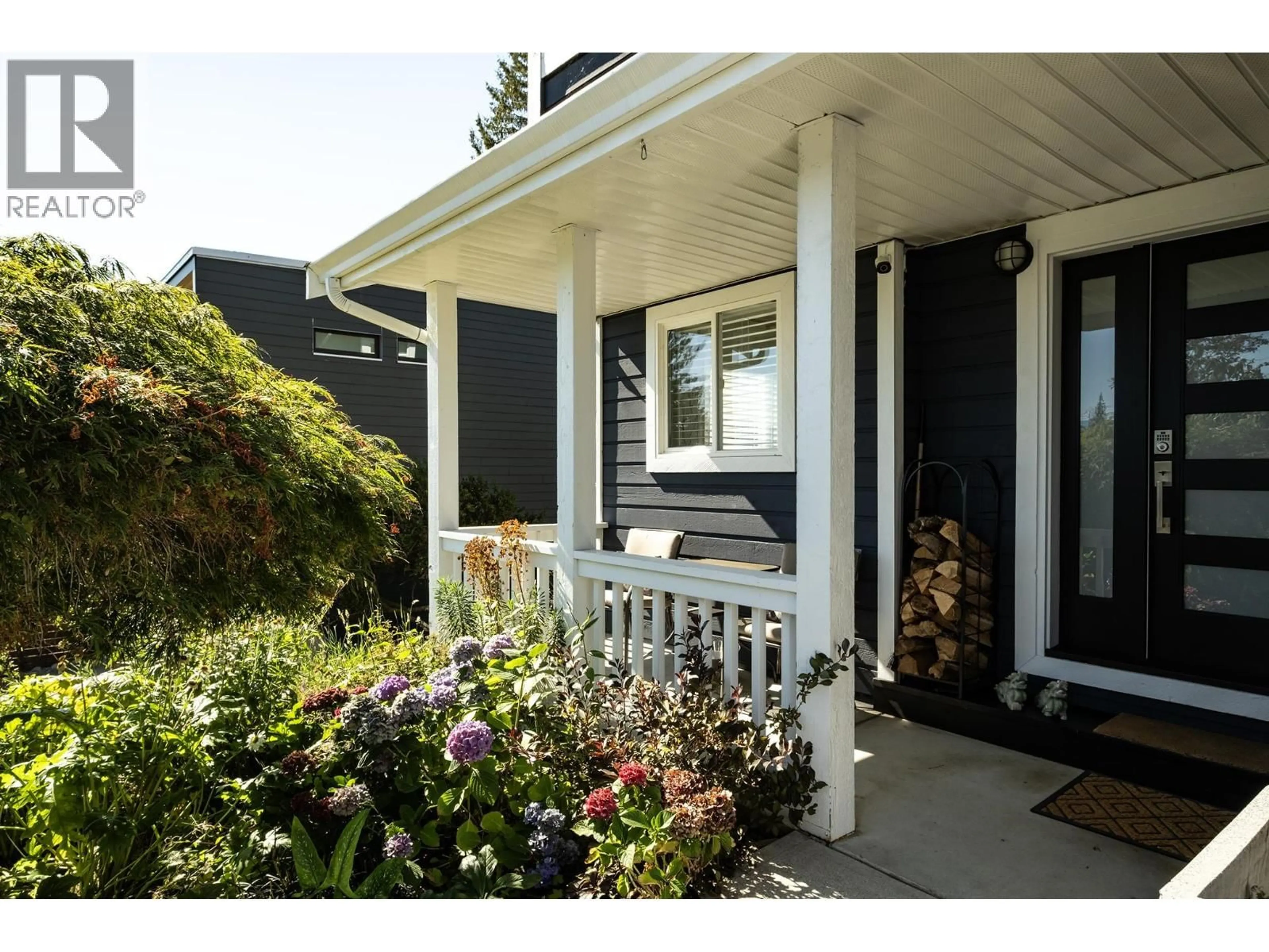 Home with vinyl exterior material, street for 565 WILDWOOD CRESCENT, Gibsons British Columbia V0N1V9