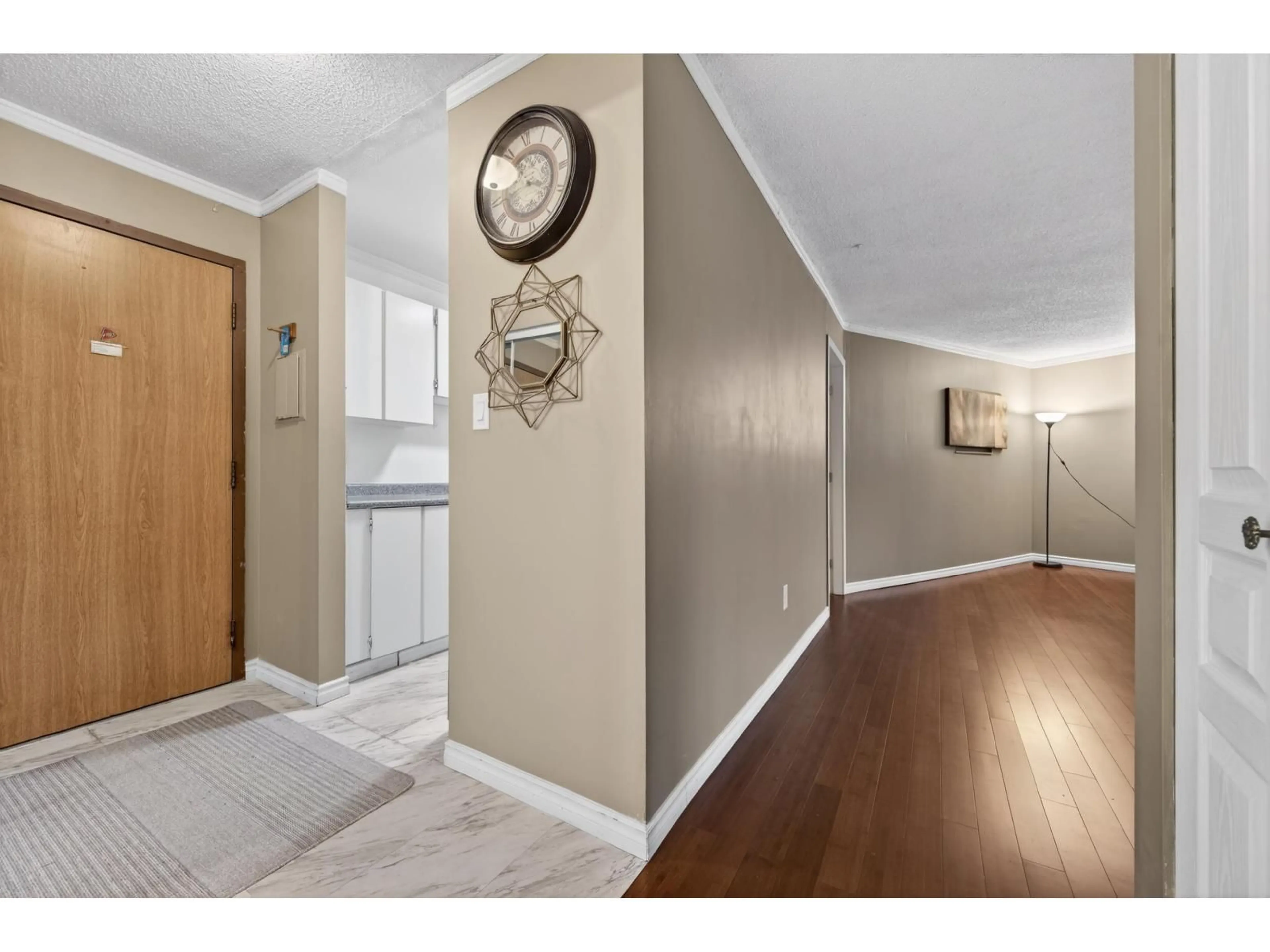 Indoor entryway for 314 - 1850 SOUTHMERE CRESCENT EAST, Surrey British Columbia V4A6Y6