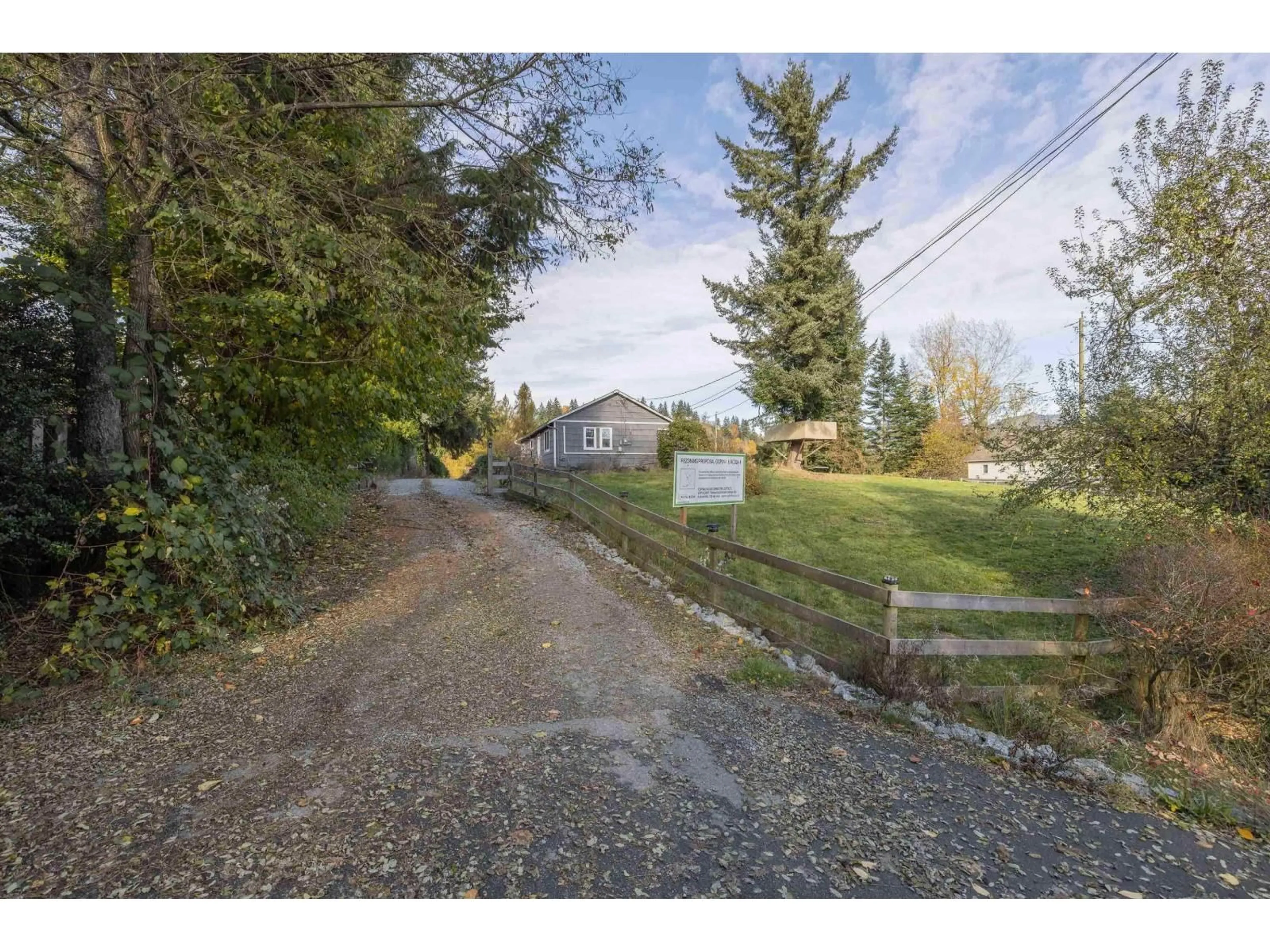 A pic from outside/outdoor area/front of a property/back of a property/a pic from drone, street for 33625 FERNDALE AVENUE, Mission British Columbia V2V7G4