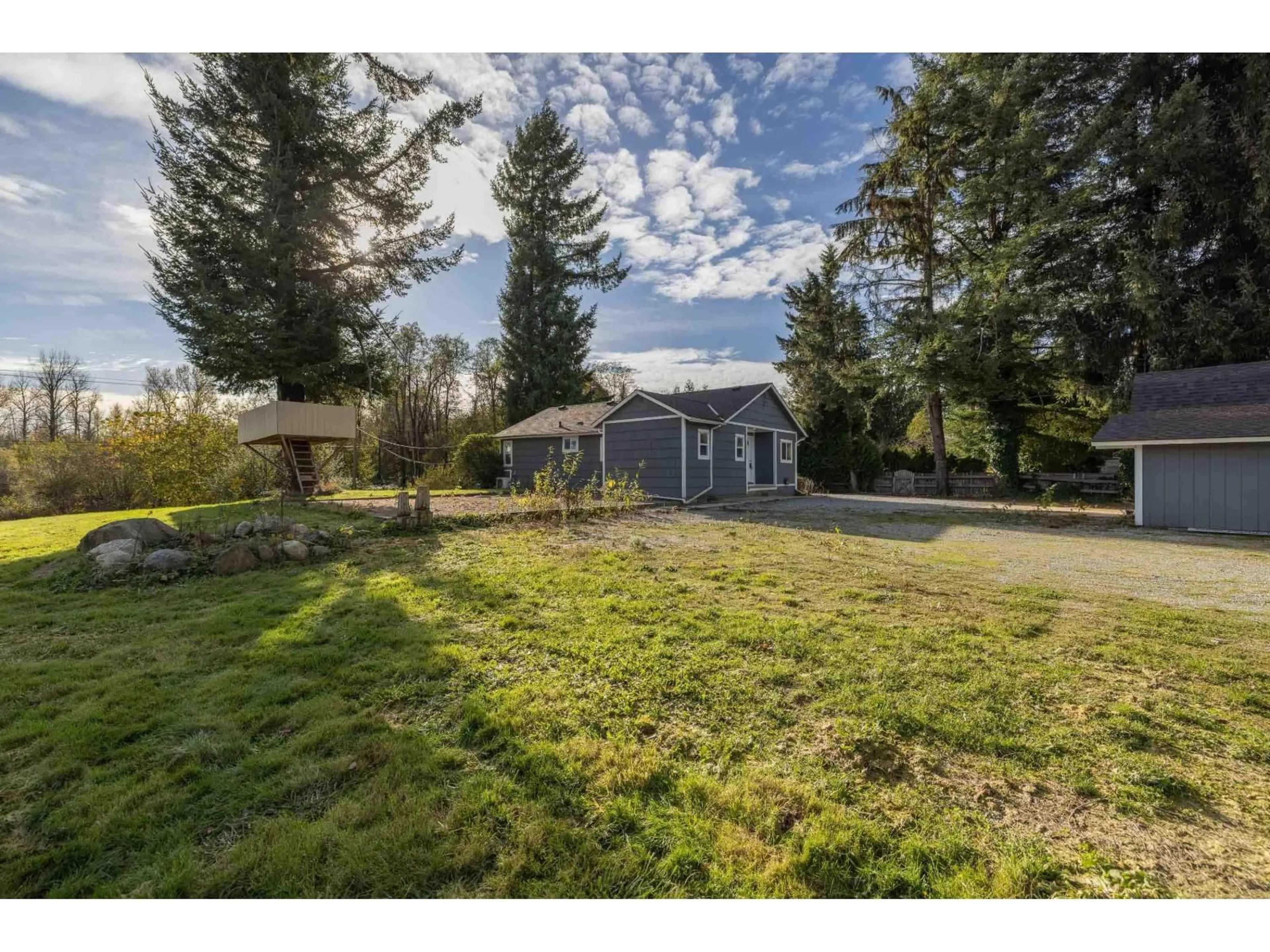 A pic from outside/outdoor area/front of a property/back of a property/a pic from drone, unknown for 33625 FERNDALE AVENUE, Mission British Columbia V2V7G4