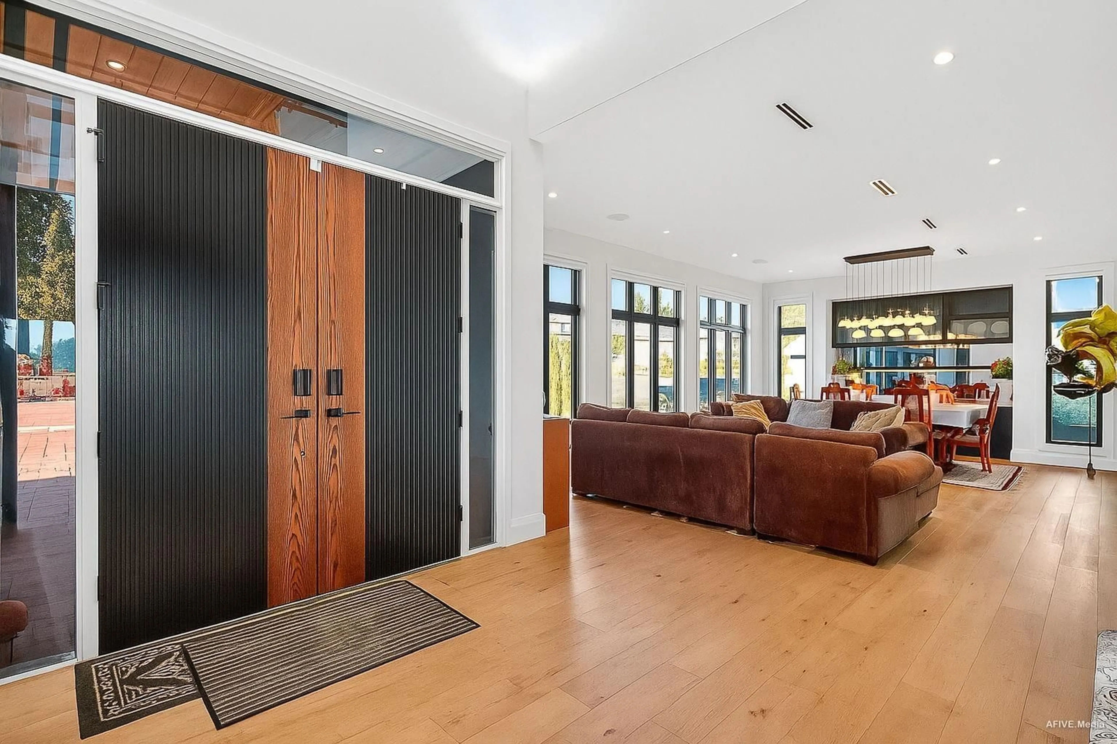 Indoor foyer for 9376 164 STREET, Surrey British Columbia V4N3C8