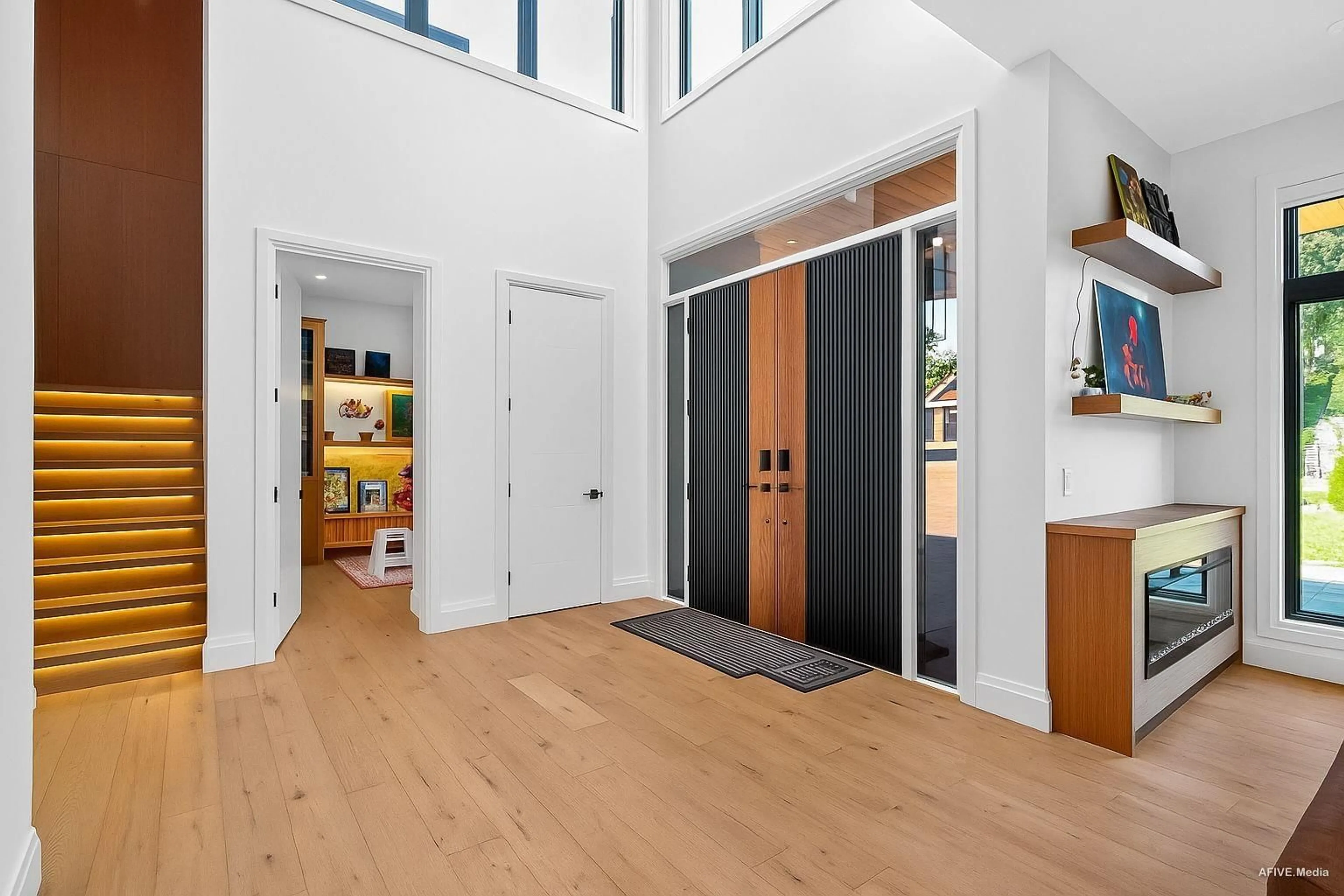 Indoor entryway for 9376 164 STREET, Surrey British Columbia V4N3C8