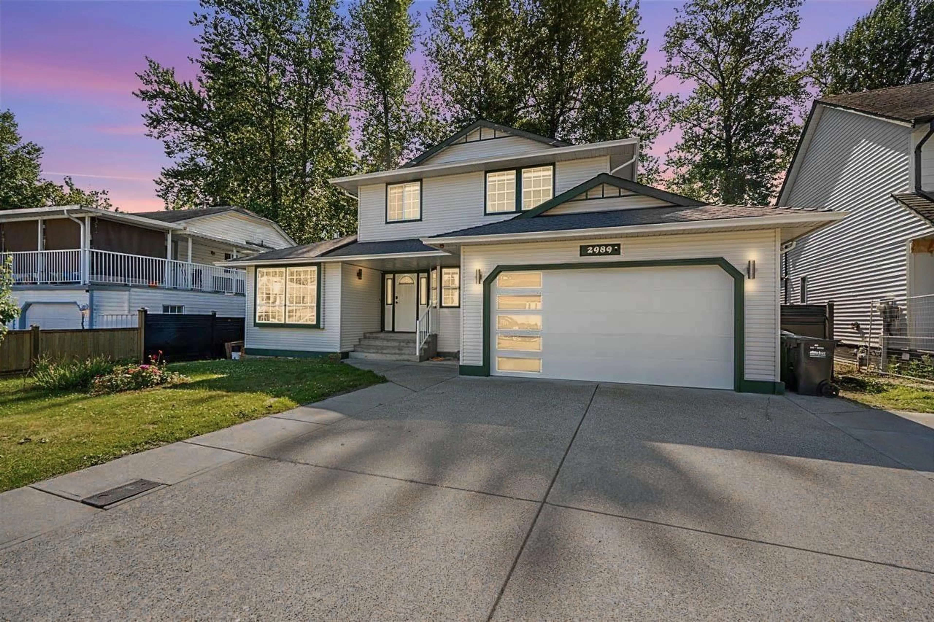 Home with vinyl exterior material, street for 2989 CREEKSIDE DRIVE, Abbotsford British Columbia V2T5K3