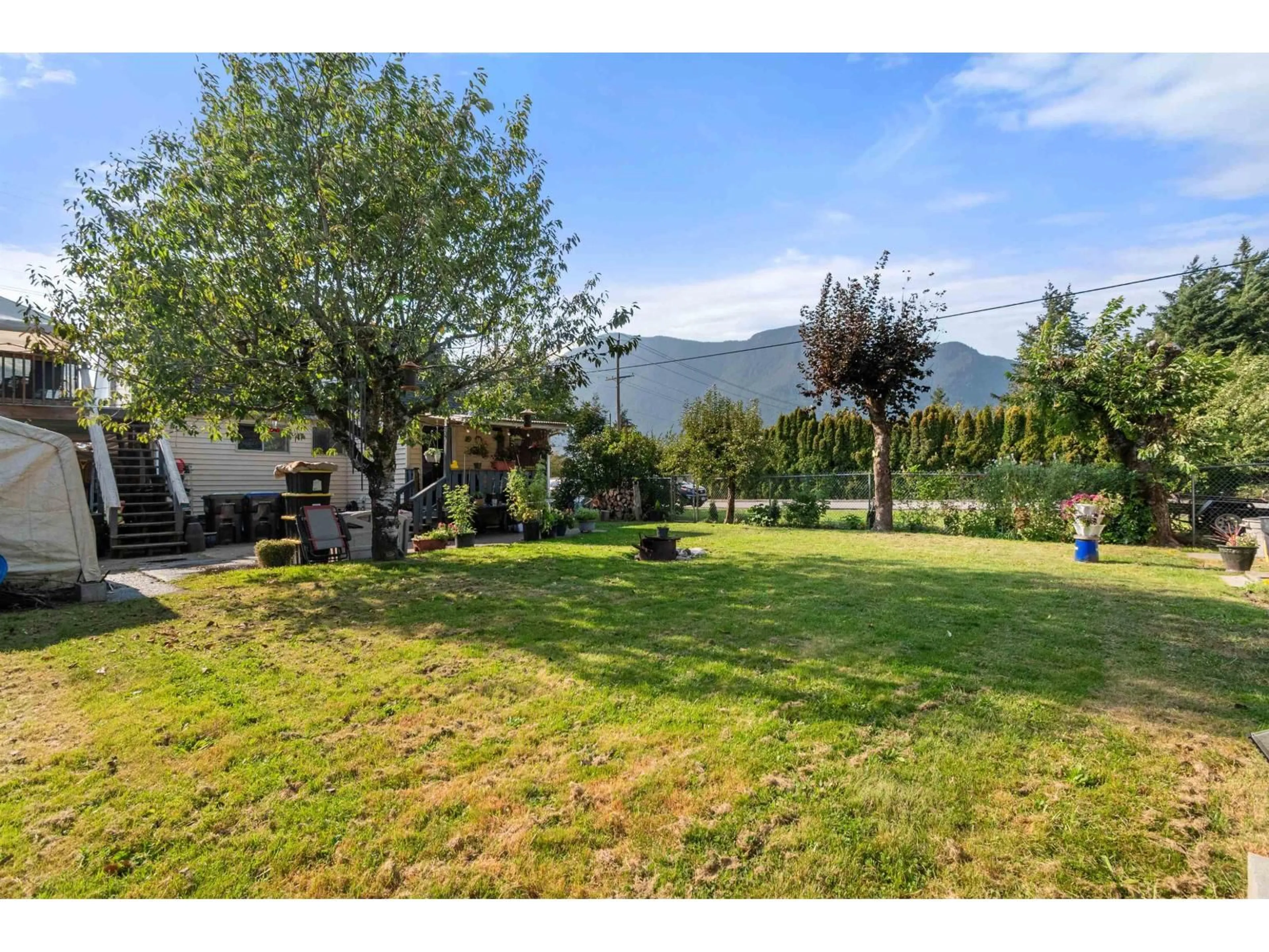 A pic from outside/outdoor area/front of a property/back of a property/a pic from drone, mountain view for 709 7TH AVENUE, Hope British Columbia V0X1L0