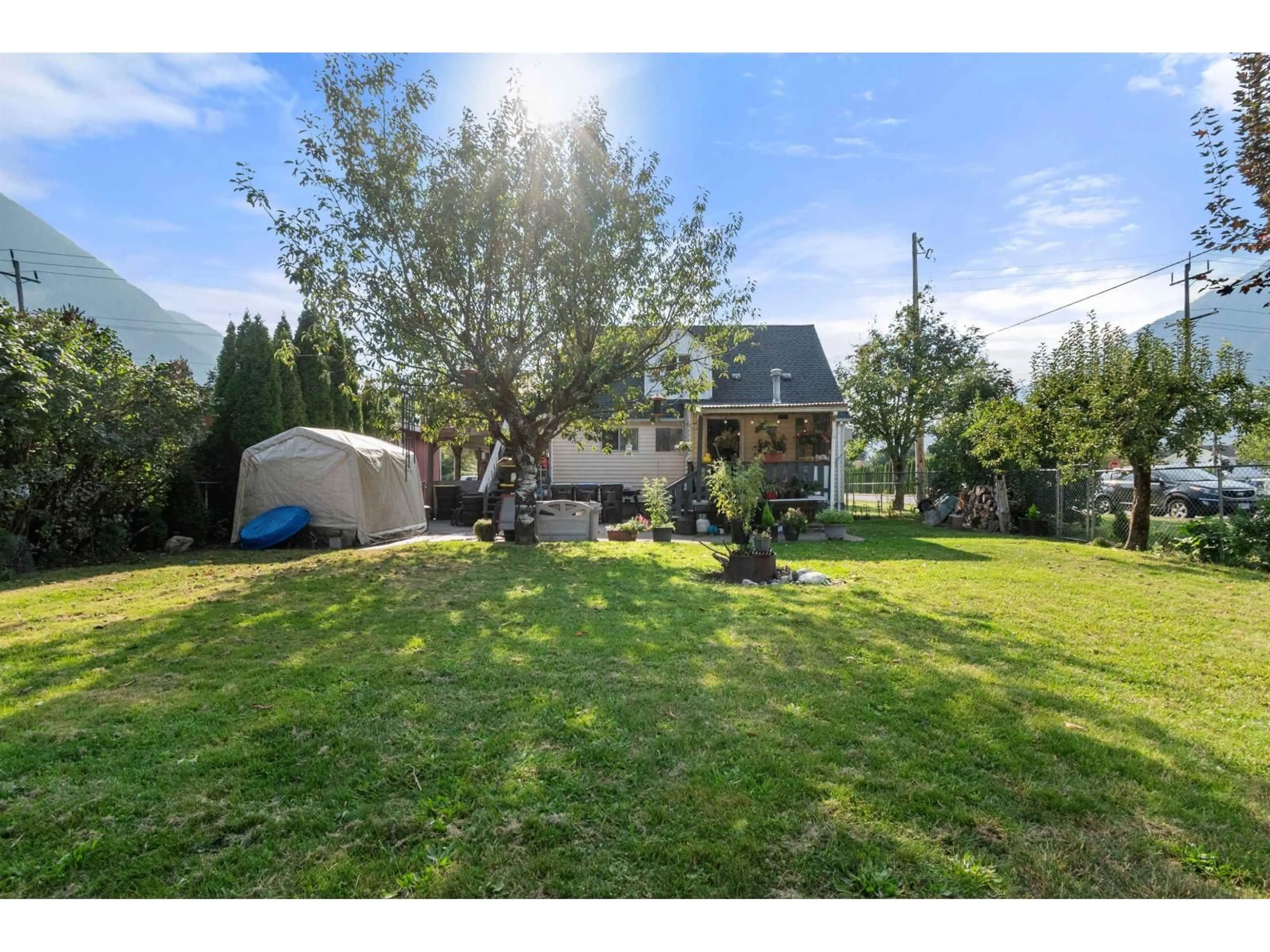 A pic from outside/outdoor area/front of a property/back of a property/a pic from drone, street for 709 7TH AVENUE, Hope British Columbia V0X1L0