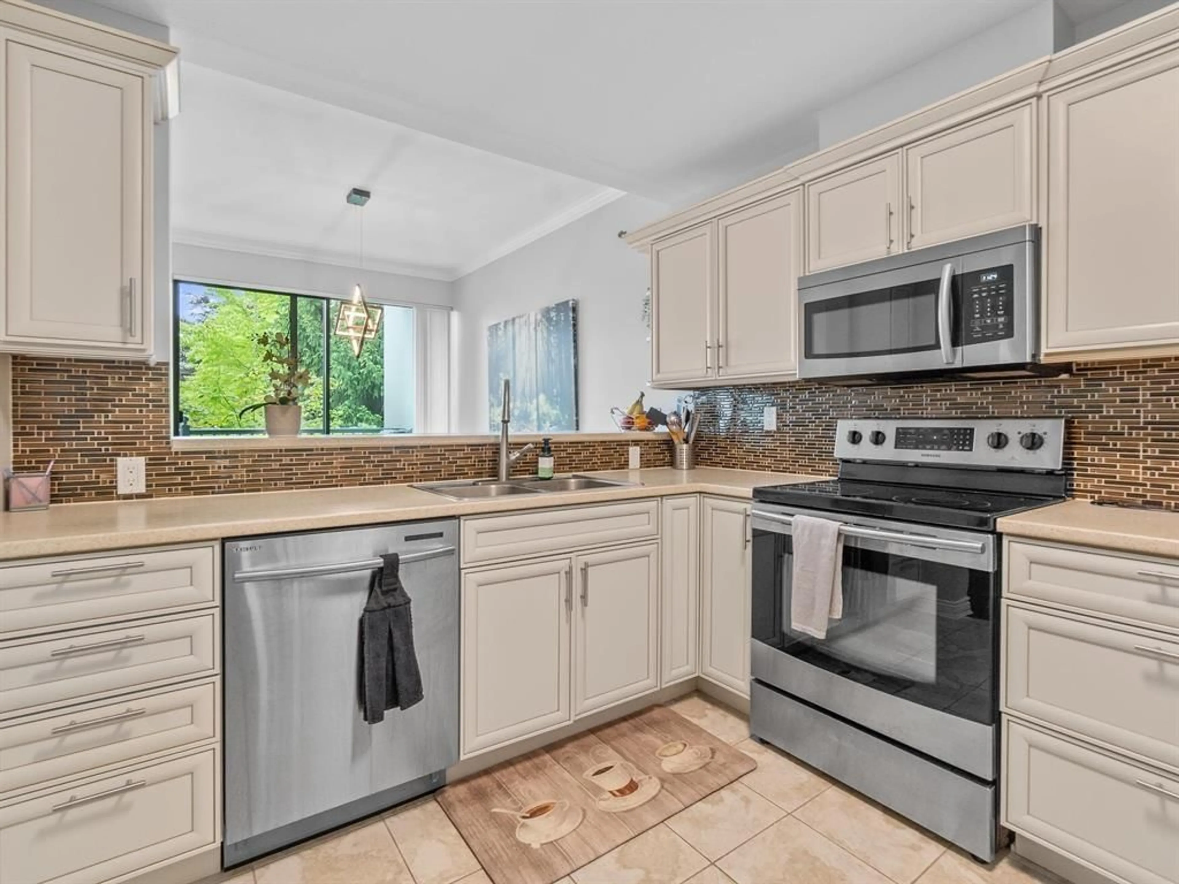 Standard kitchen, ceramic/tile floor for 201 - 1725 MARTIN DRIVE, Surrey British Columbia V4A9T5