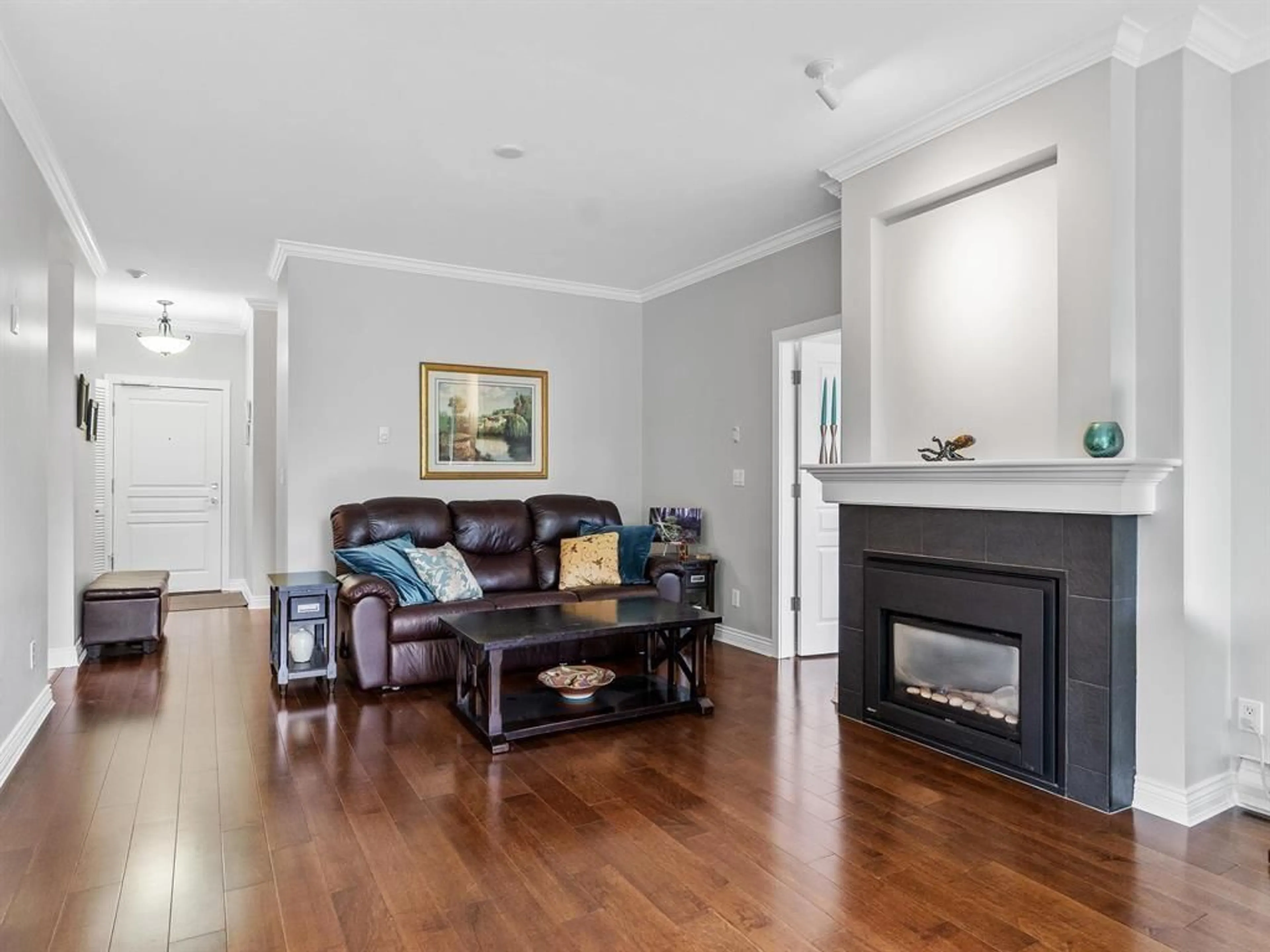 Living room with furniture, wood/laminate floor for 201 - 1725 MARTIN DRIVE, Surrey British Columbia V4A9T5