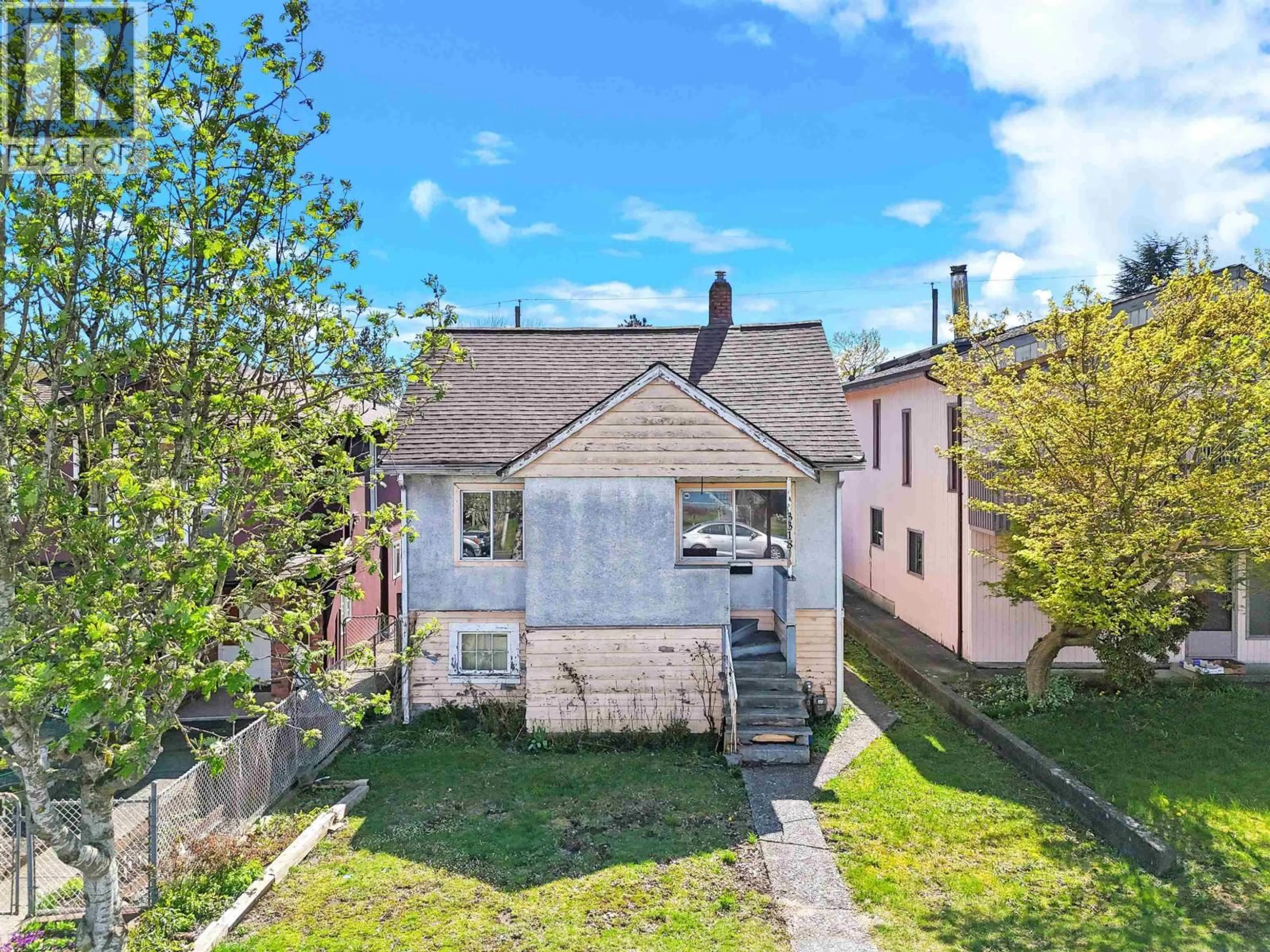 A pic from outside/outdoor area/front of a property/back of a property/a pic from drone, street for 3318 WILLIAM STREET, Vancouver British Columbia V5K2Z3