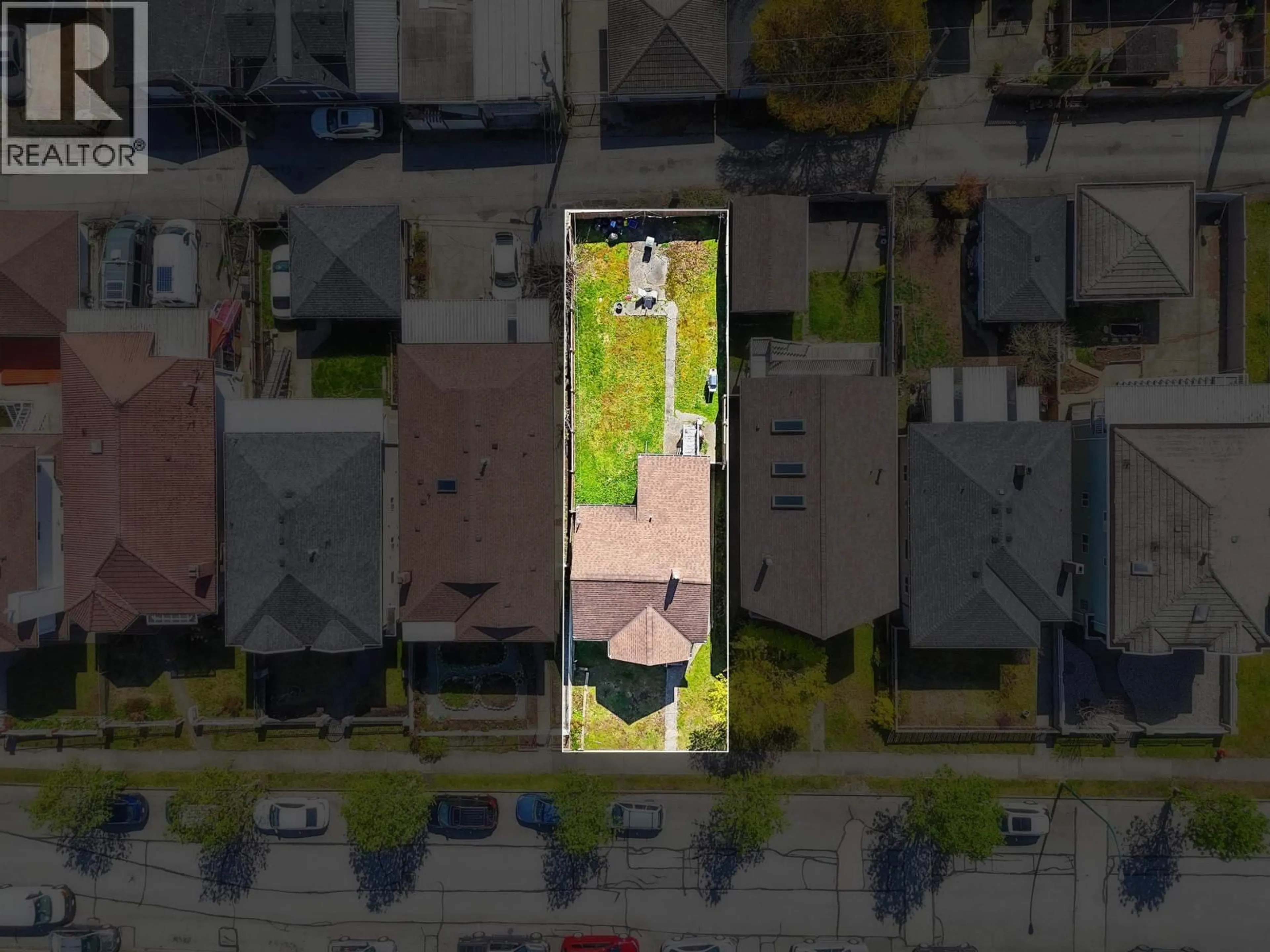 A pic from outside/outdoor area/front of a property/back of a property/a pic from drone, street for 3318 WILLIAM STREET, Vancouver British Columbia V5K2Z3