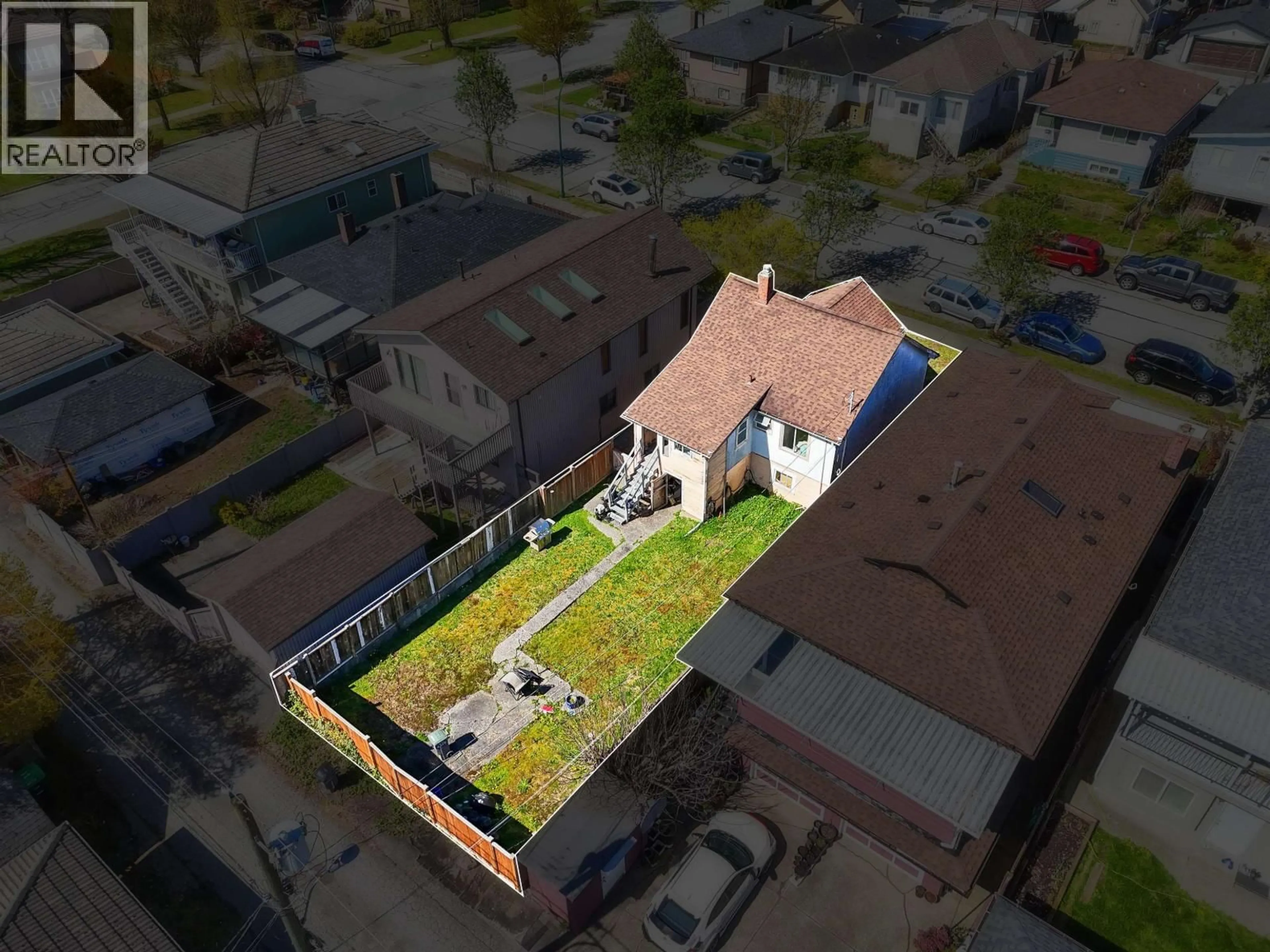 A pic from outside/outdoor area/front of a property/back of a property/a pic from drone, street for 3318 WILLIAM STREET, Vancouver British Columbia V5K2Z3