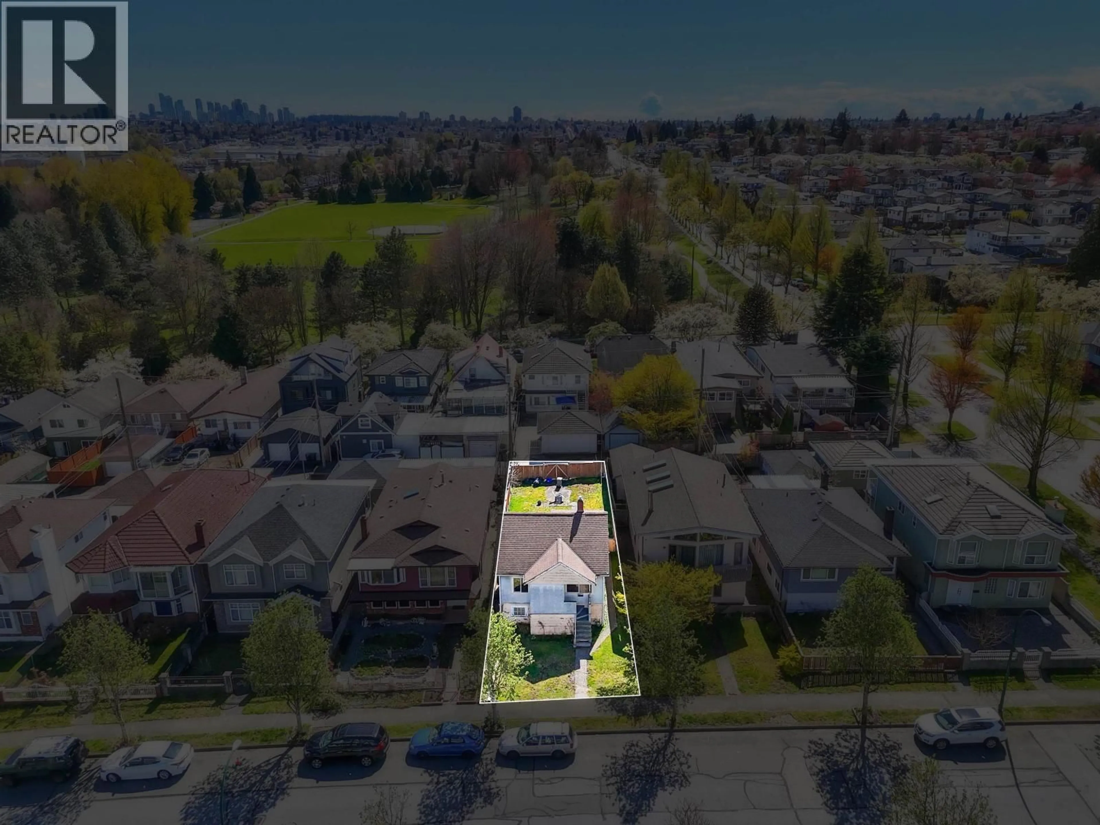 A pic from outside/outdoor area/front of a property/back of a property/a pic from drone, street for 3318 WILLIAM STREET, Vancouver British Columbia V5K2Z3