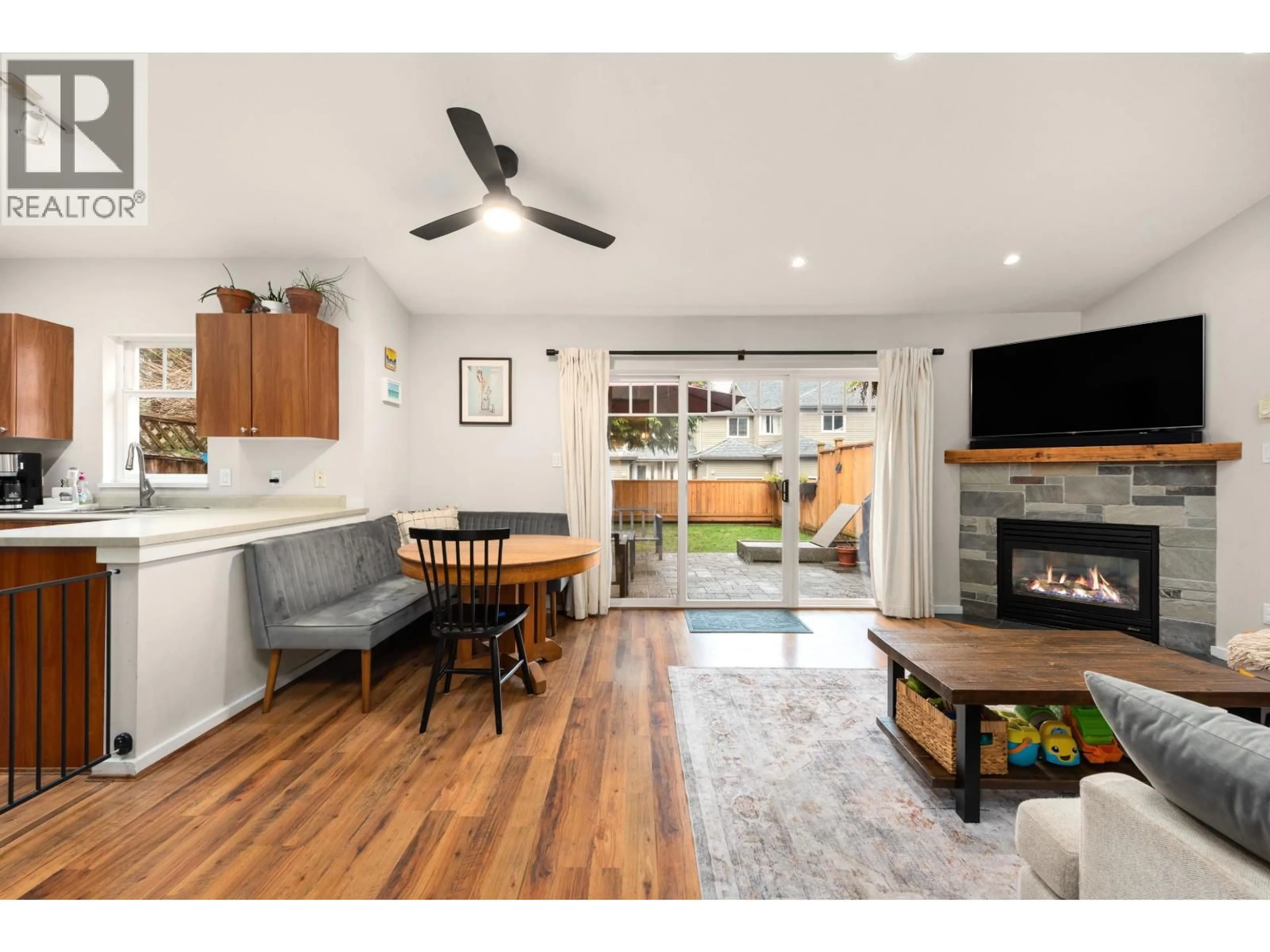 Open concept kitchen, wood/laminate floor for 73 - 1821 WILLOW CRESCENT, Squamish British Columbia V8B0L9