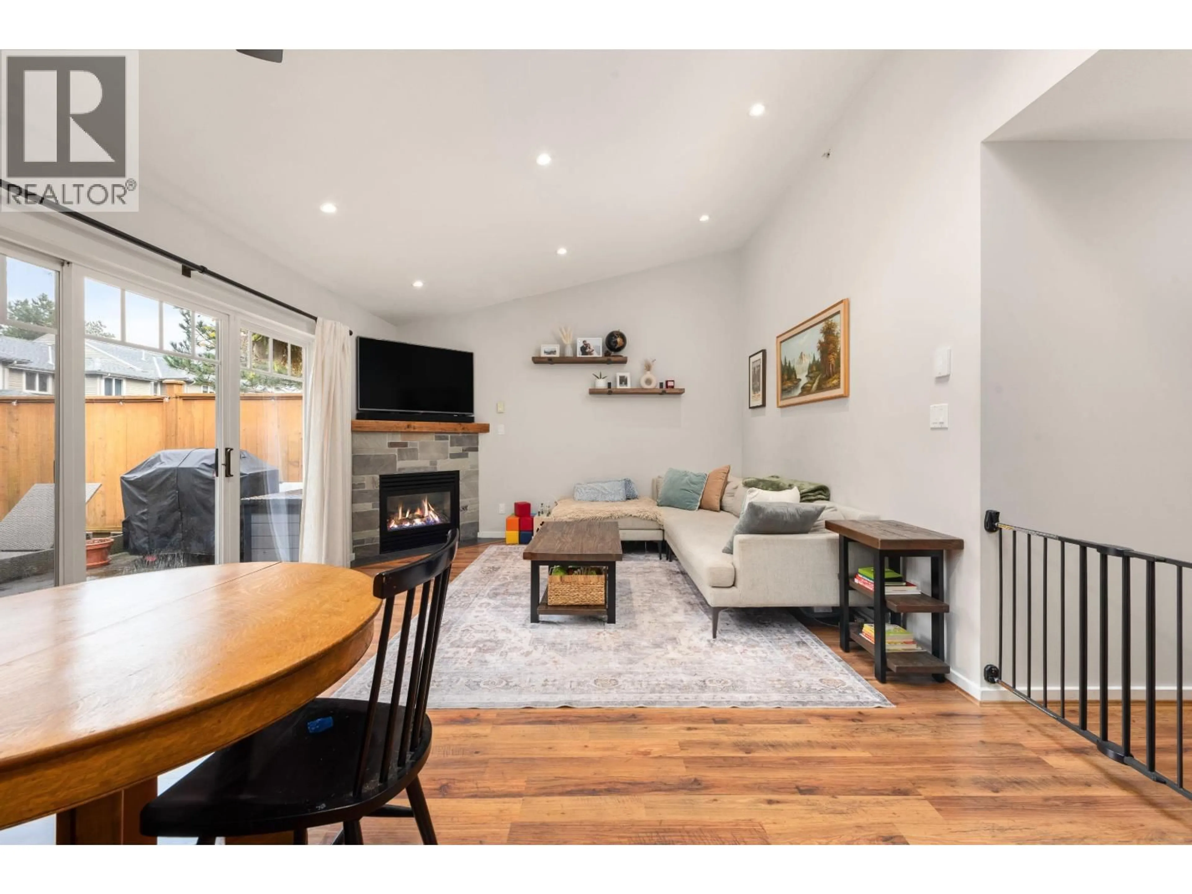 Living room with furniture, wood/laminate floor for 73 - 1821 WILLOW CRESCENT, Squamish British Columbia V8B0L9