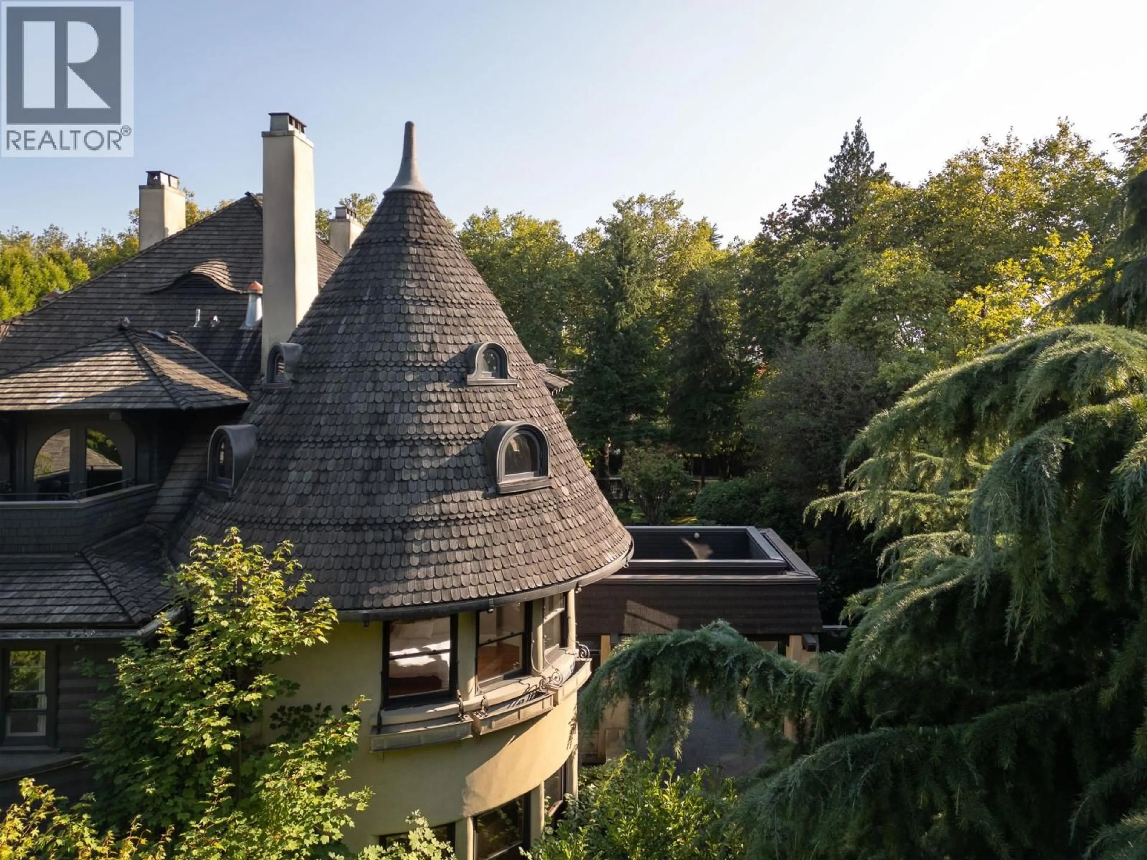 A pic from outside/outdoor area/front of a property/back of a property/a pic from drone, forest/trees view for 2 - 3838 CYPRESS STREET, Vancouver British Columbia V6J3P3