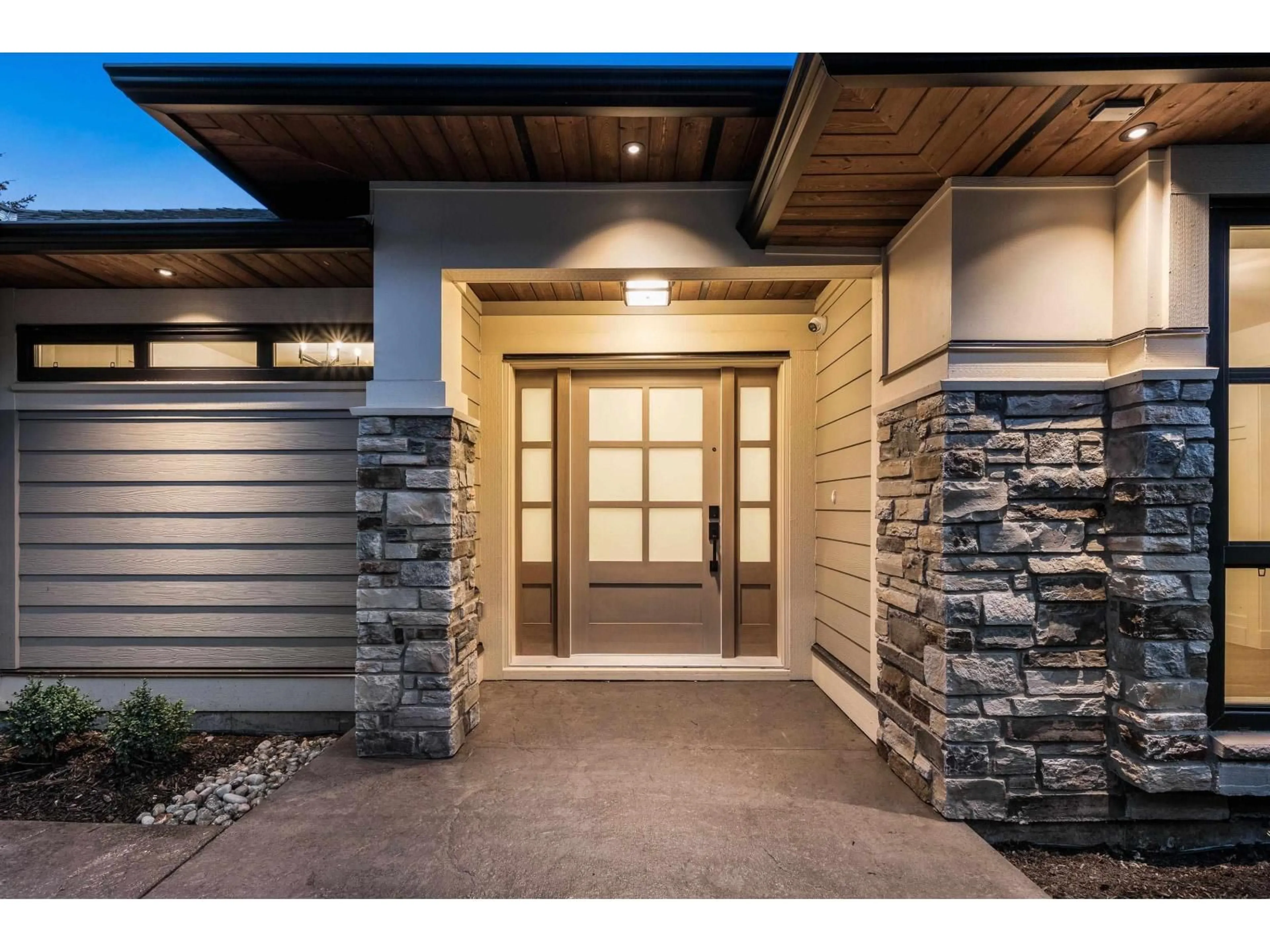 Indoor entryway for 46007 WEEDEN DRIVE, Chilliwack British Columbia V2R5T8