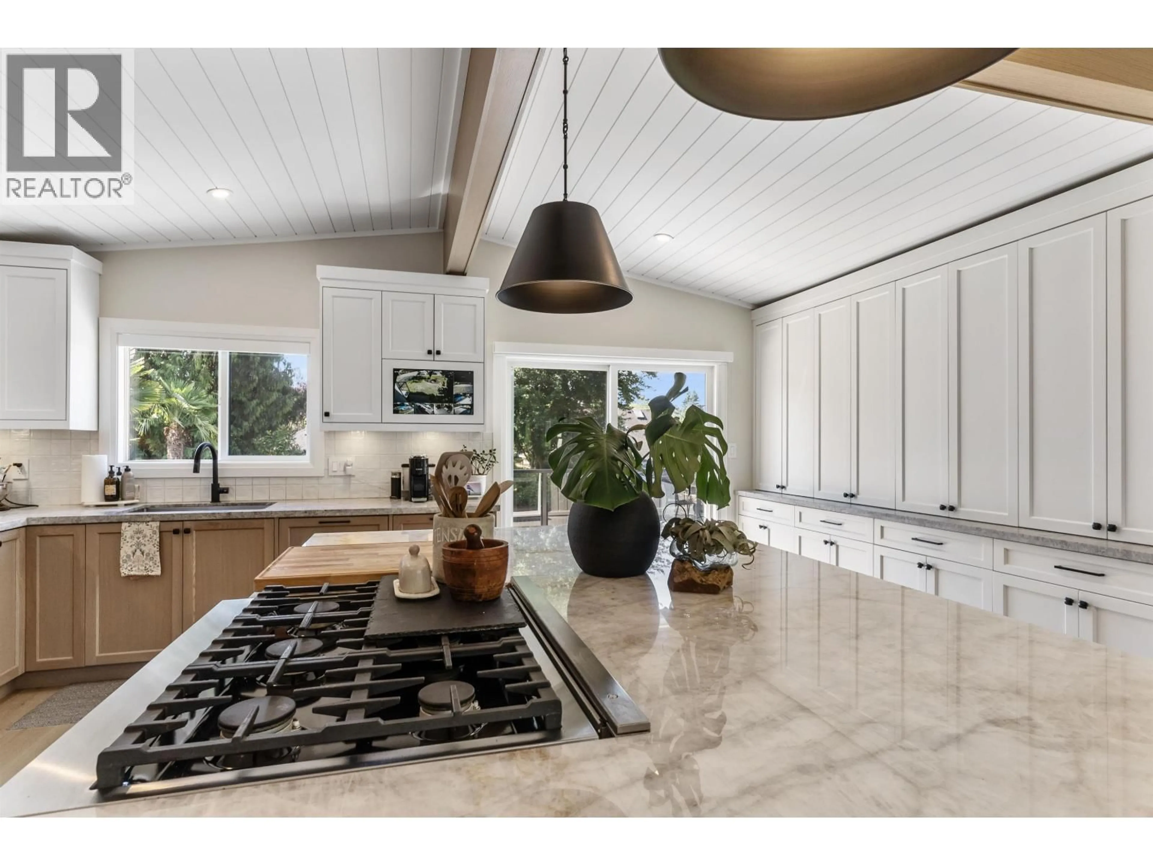 Open concept kitchen, ceramic/tile floor for 4876 4TH AVENUE, Delta British Columbia V4M1G4