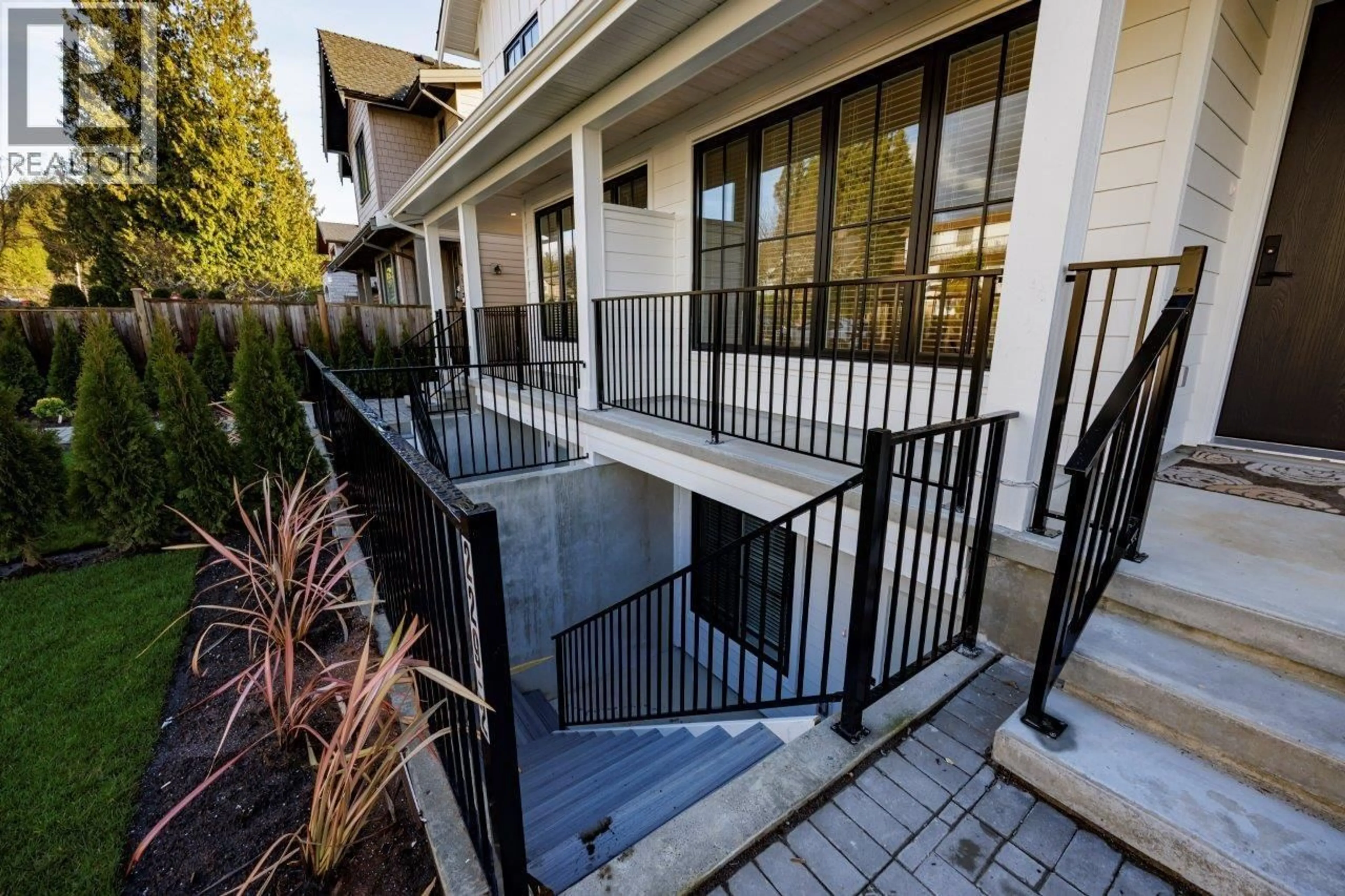 Patio, street for 229 22ND STREET, North Vancouver British Columbia V7L3C5