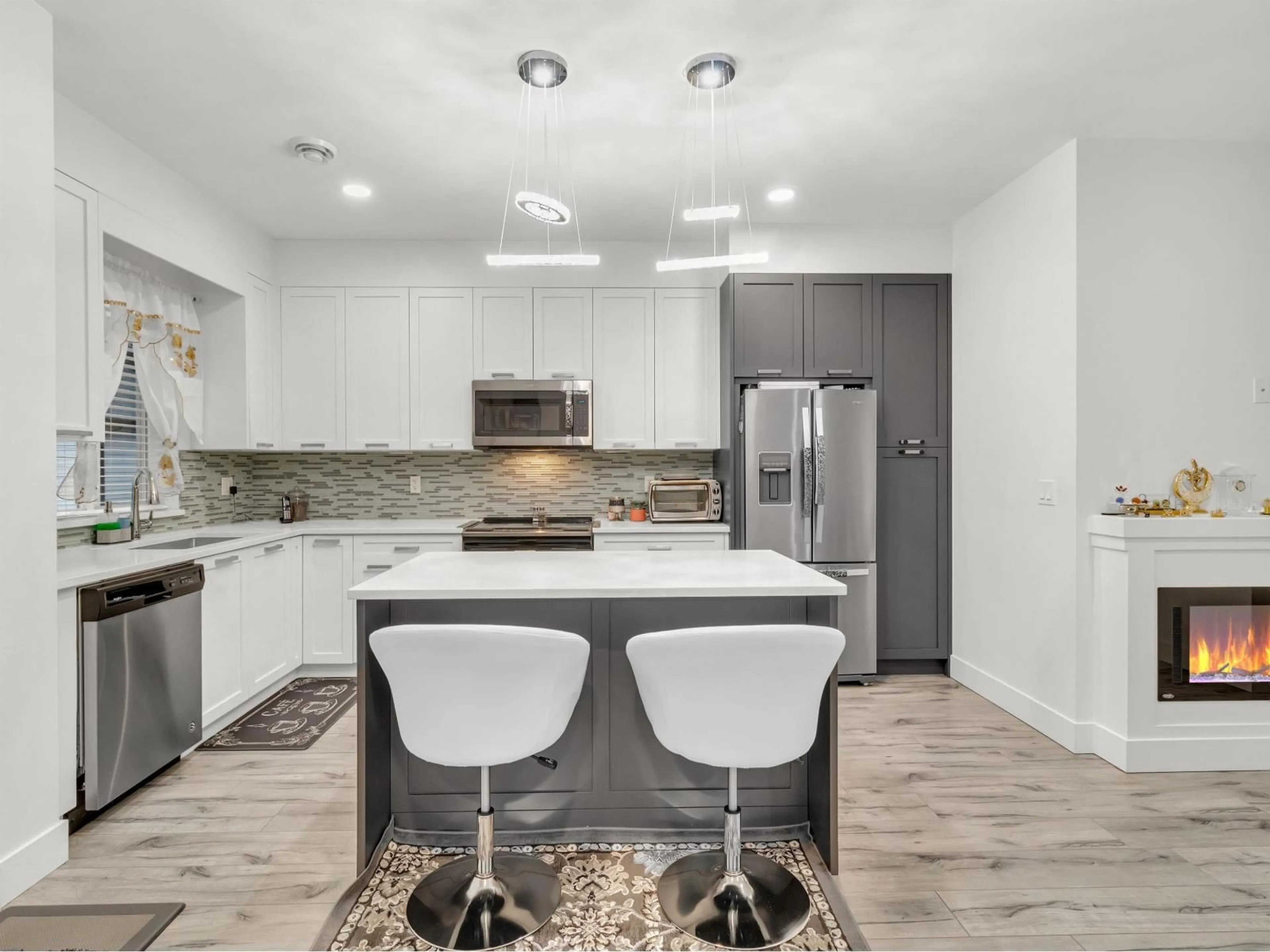 Open concept kitchen, ceramic/tile floor for 20 - 5867 129 STREET, Surrey British Columbia V3X0J4