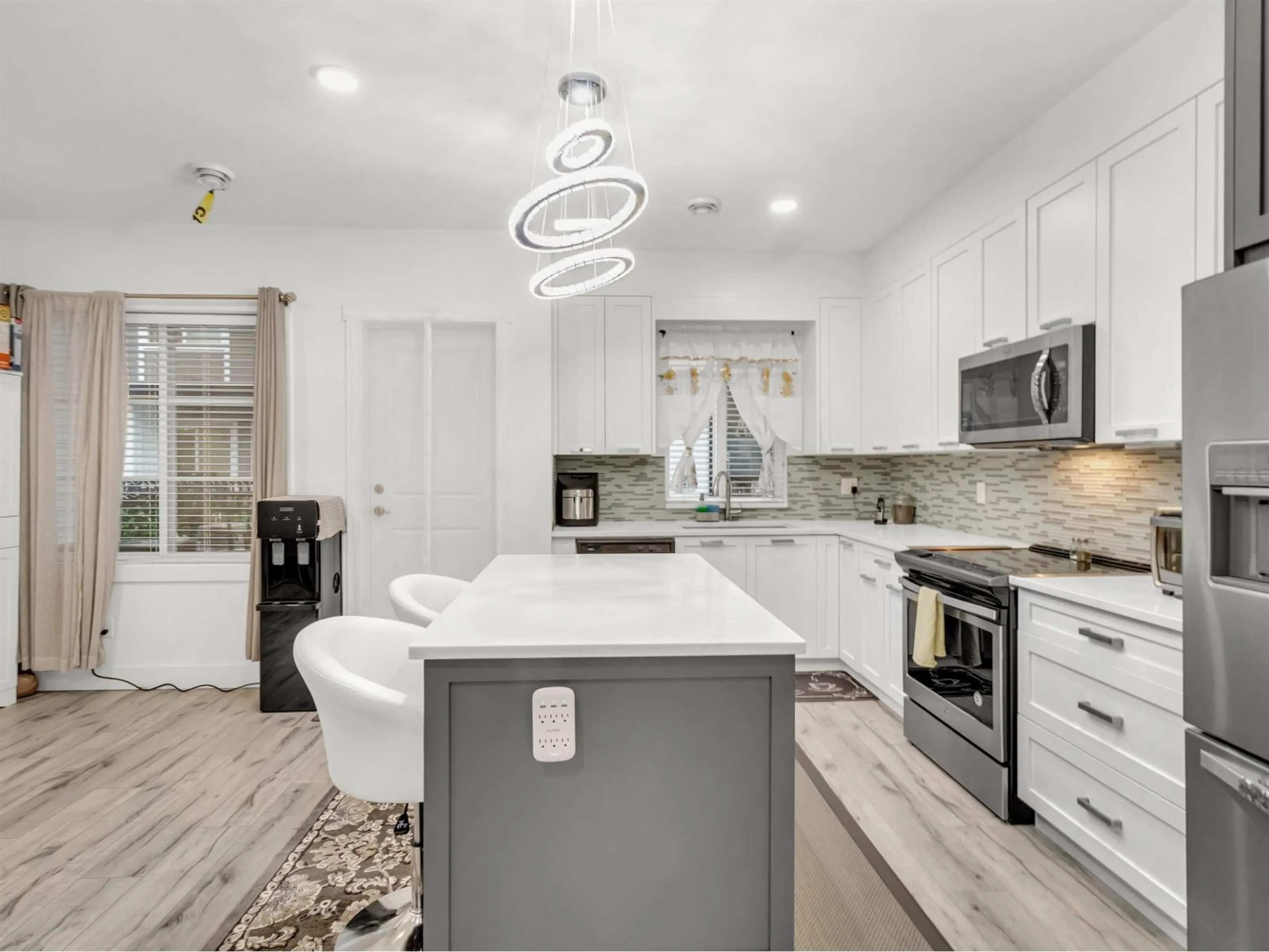 Open concept kitchen, ceramic/tile floor for 20 - 5867 129 STREET, Surrey British Columbia V3X0J4