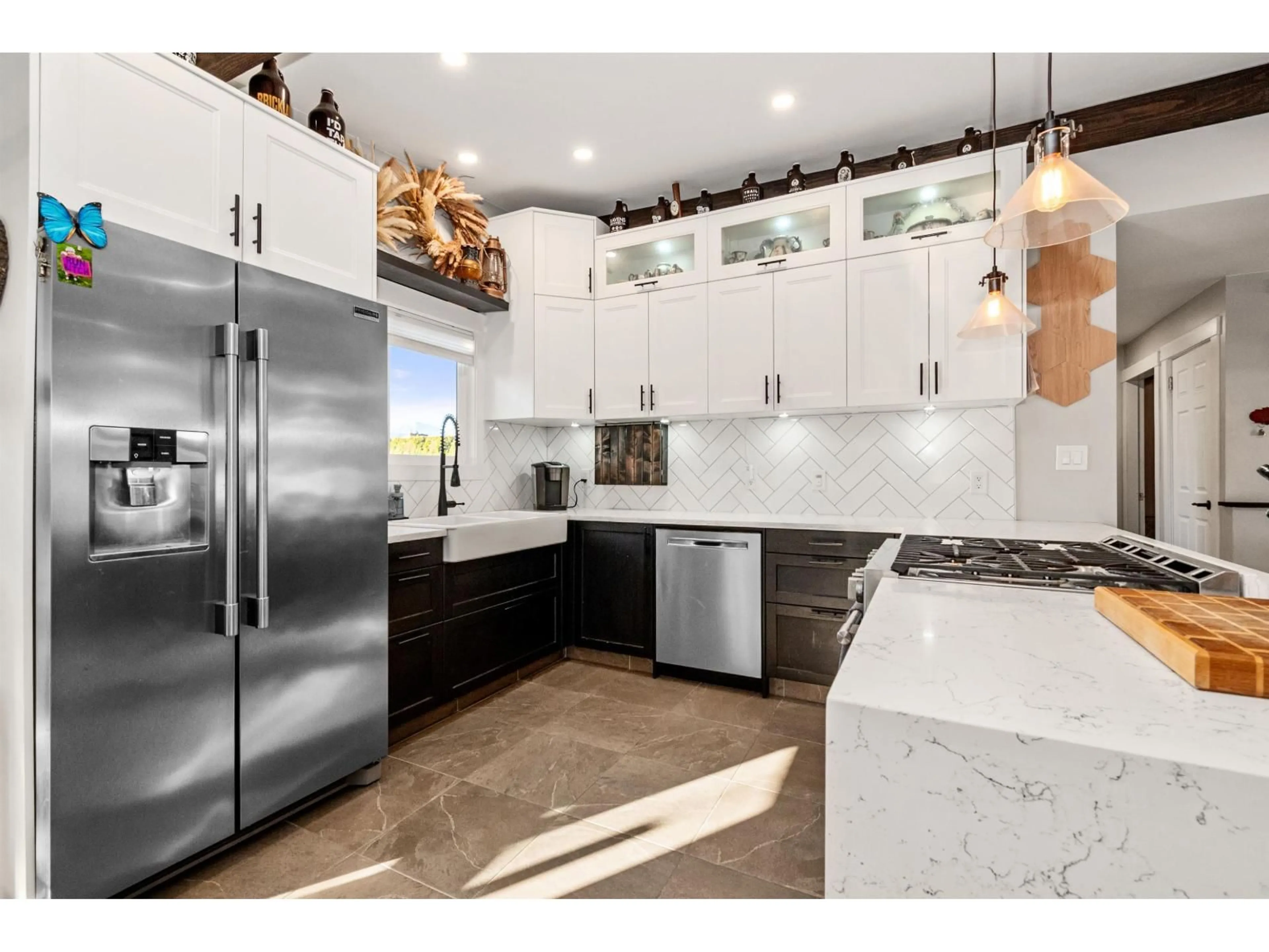 Contemporary kitchen, ceramic/tile floor for 6589 FERN STREET, Chilliwack British Columbia V2R2Z7