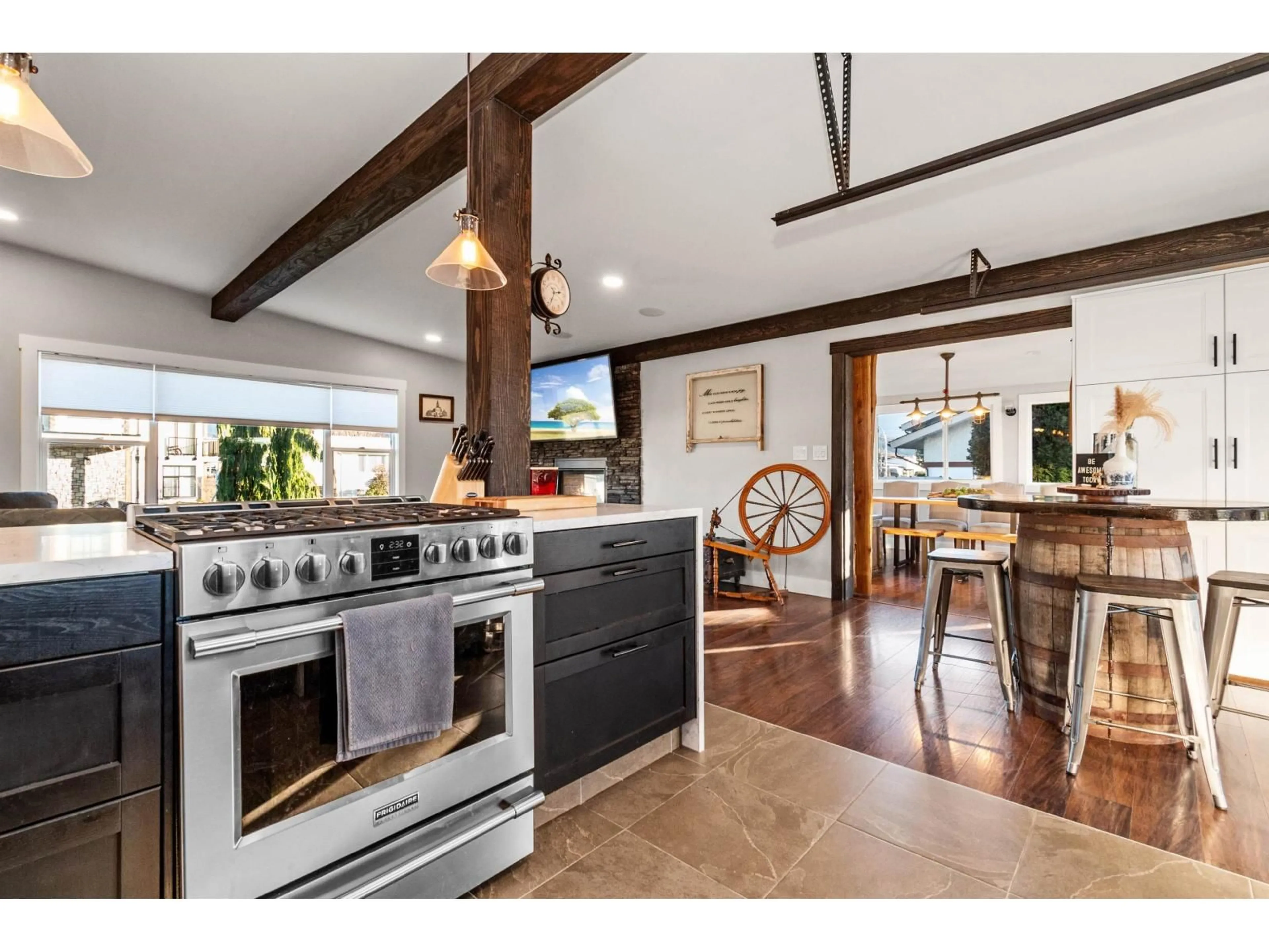 Open concept kitchen, ceramic/tile floor for 6589 FERN STREET, Chilliwack British Columbia V2R2Z7