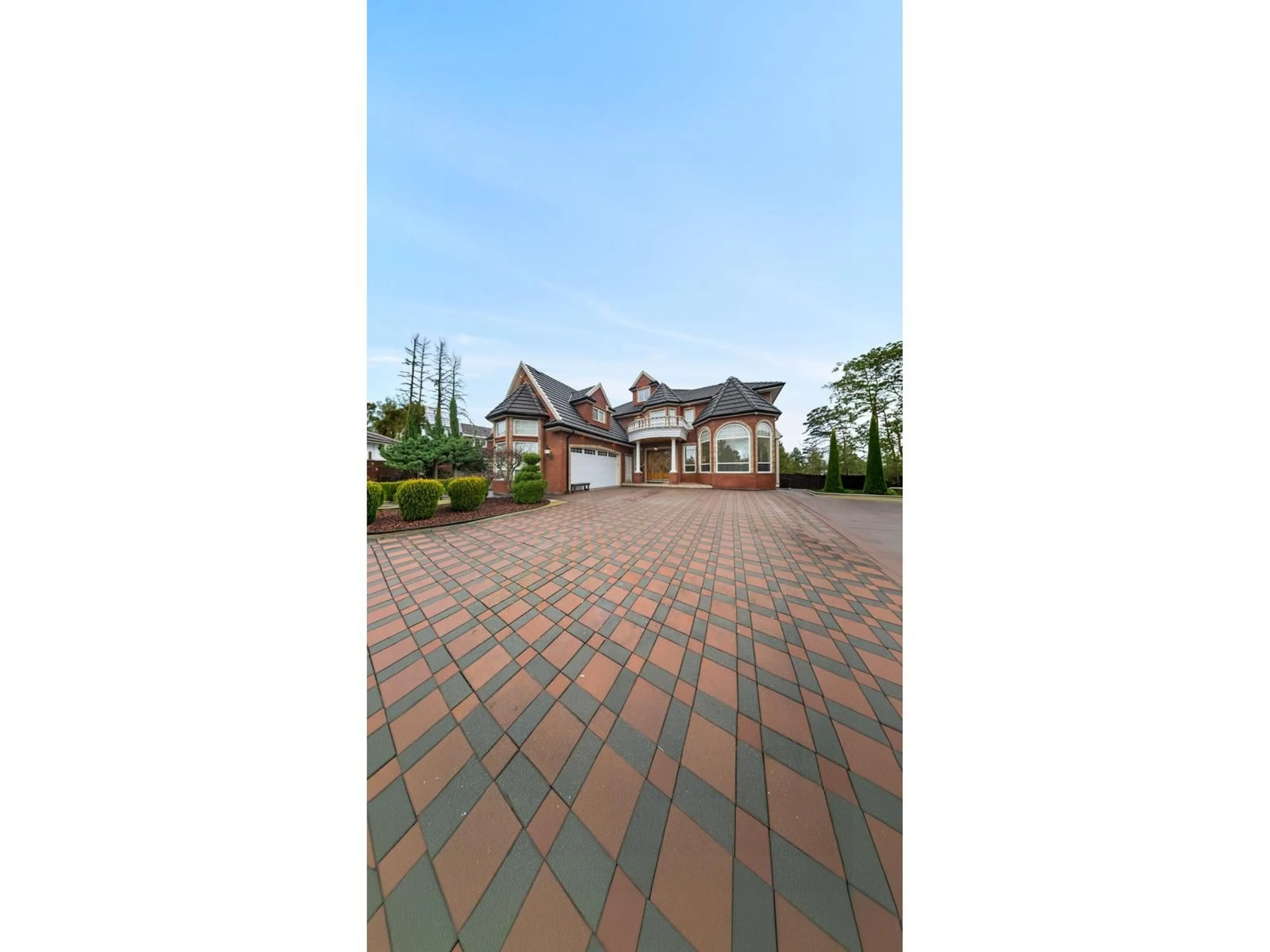 A pic from outside/outdoor area/front of a property/back of a property/a pic from drone, street for 9316 125 STREET, Surrey British Columbia V3V4X6