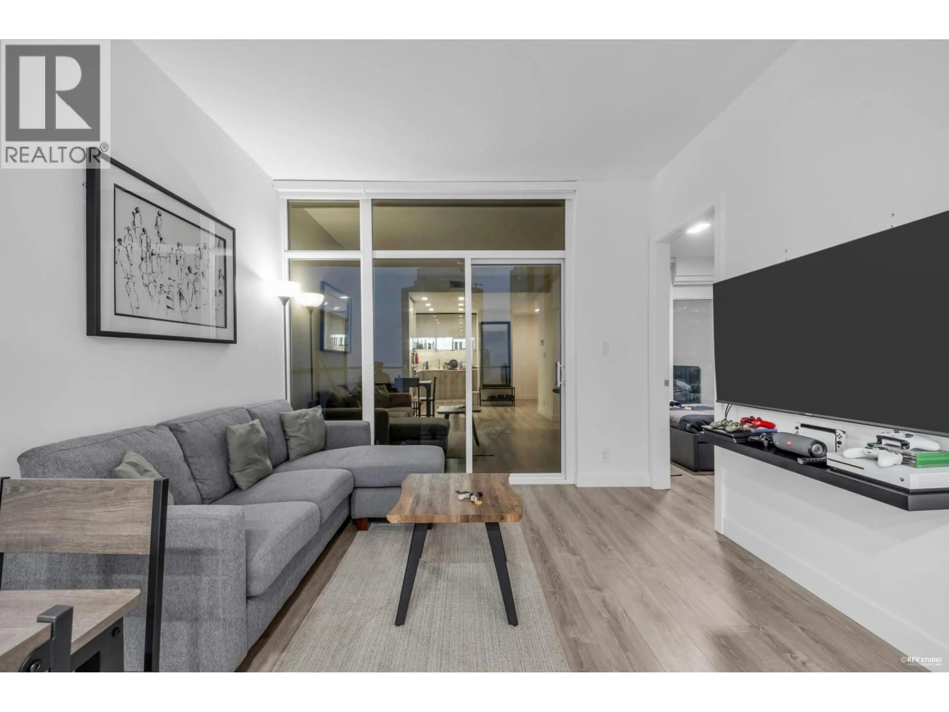 Living room with furniture, unknown for 2001 - 6511 SUSSEX AVENUE, Burnaby British Columbia V5H0K5