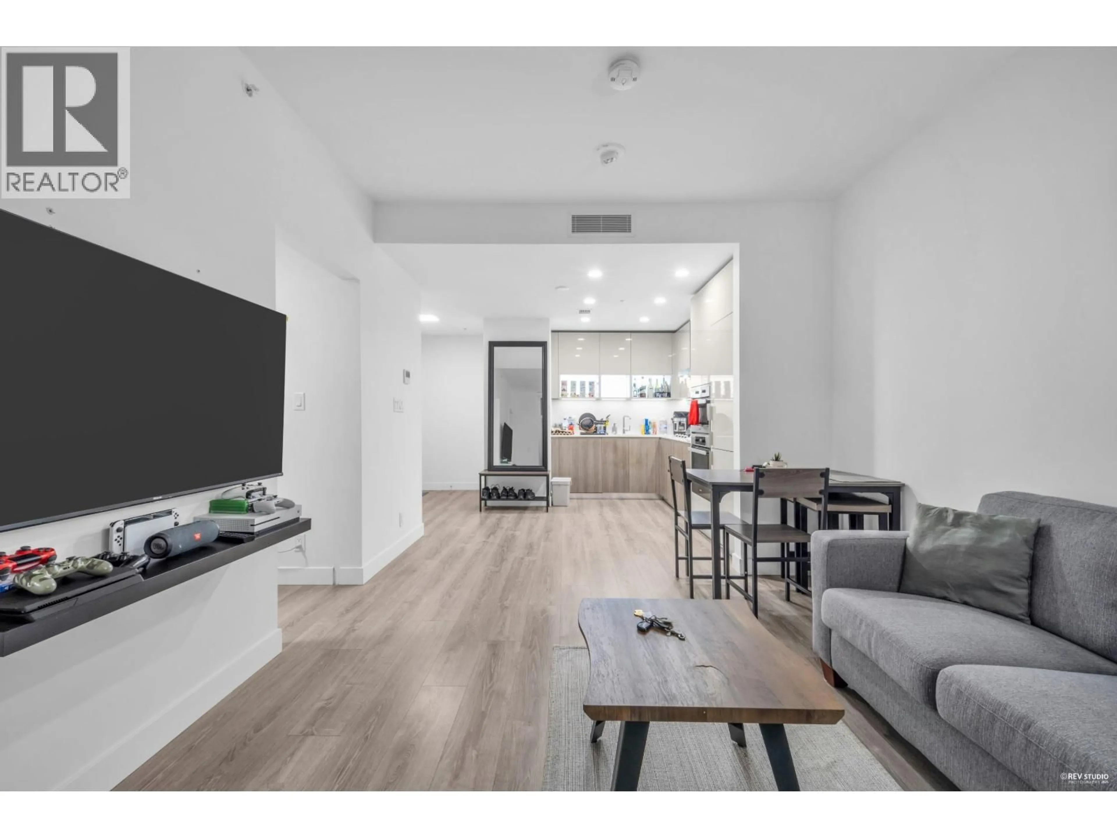 A pic of a room for 2001 - 6511 SUSSEX AVENUE, Burnaby British Columbia V5H0K5