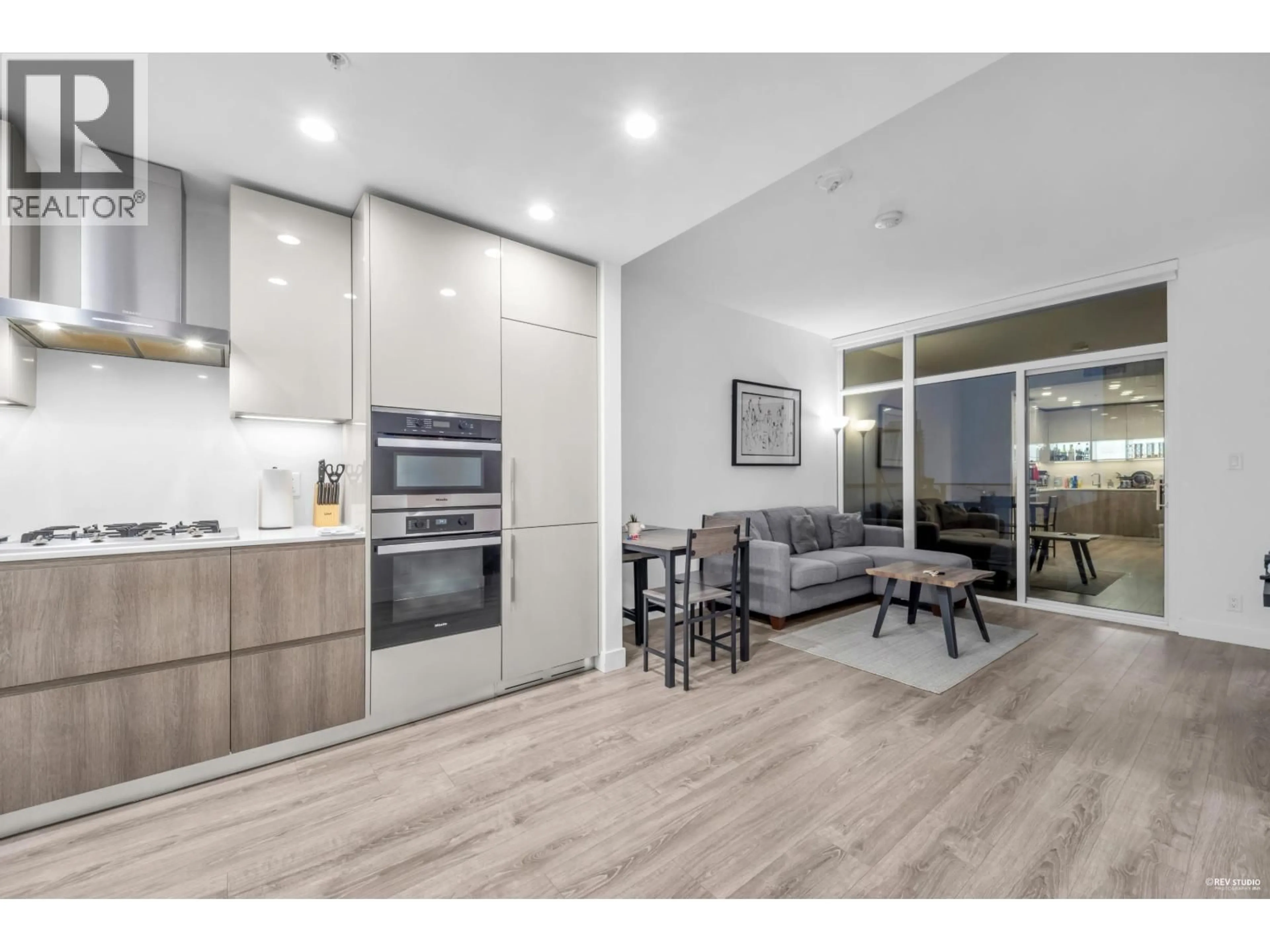 Open concept kitchen, wood/laminate floor for 2001 - 6511 SUSSEX AVENUE, Burnaby British Columbia V5H0K5