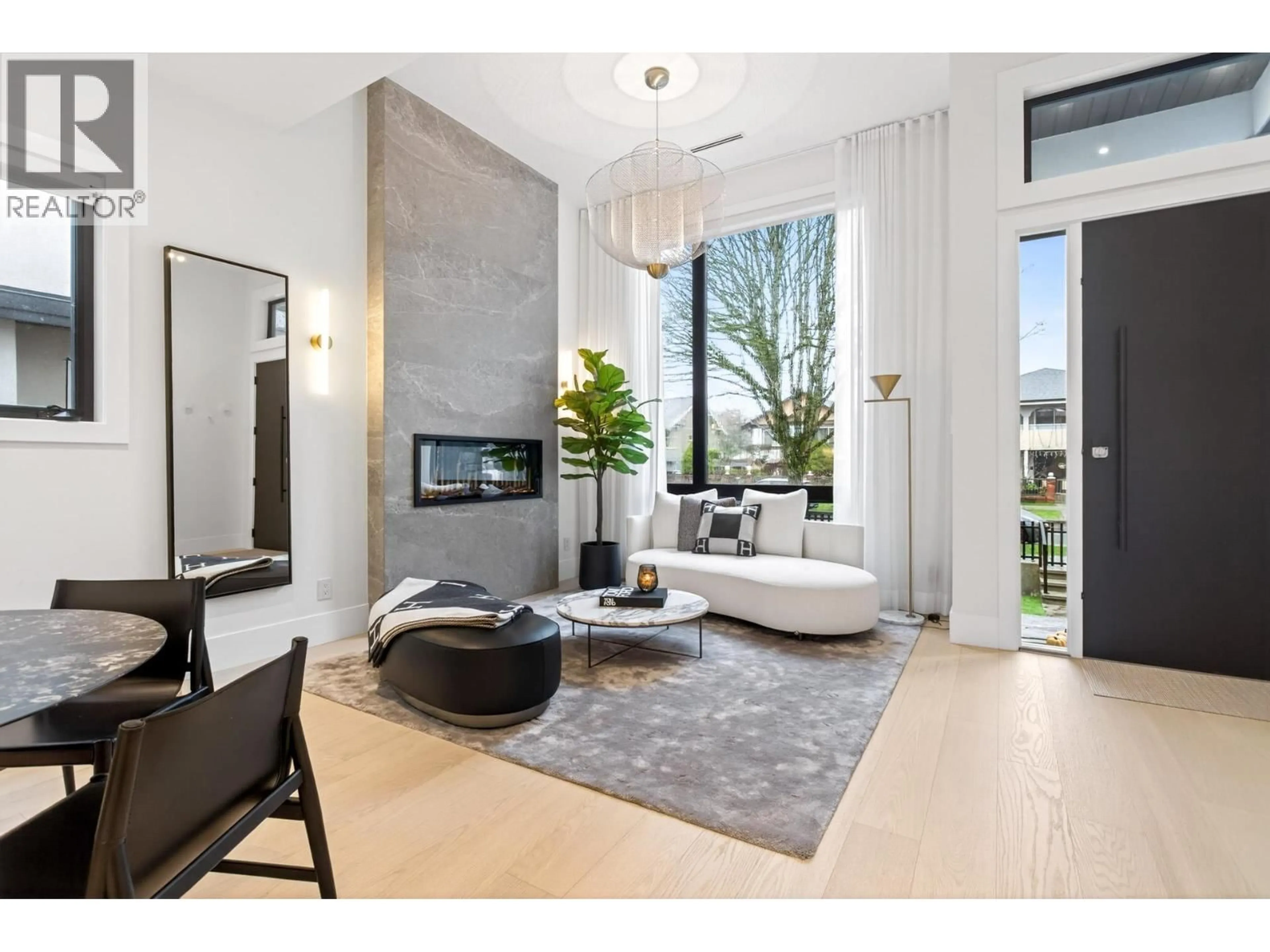 Indoor entryway for 4066 TRIUMPH STREET, Burnaby British Columbia V5C1Z2