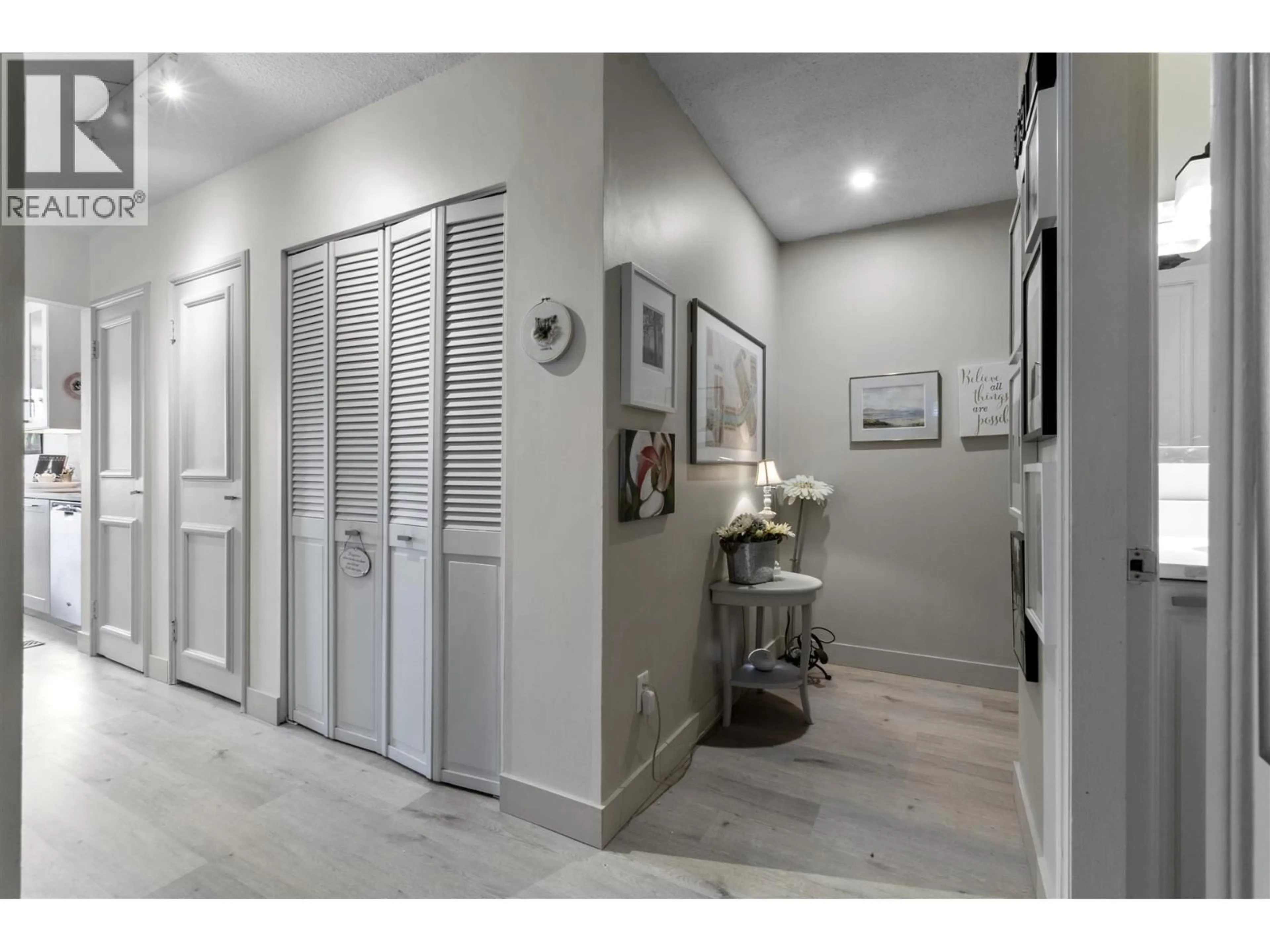 Indoor entryway for 10 - 140 20TH STREET, North Vancouver British Columbia V7L3A4