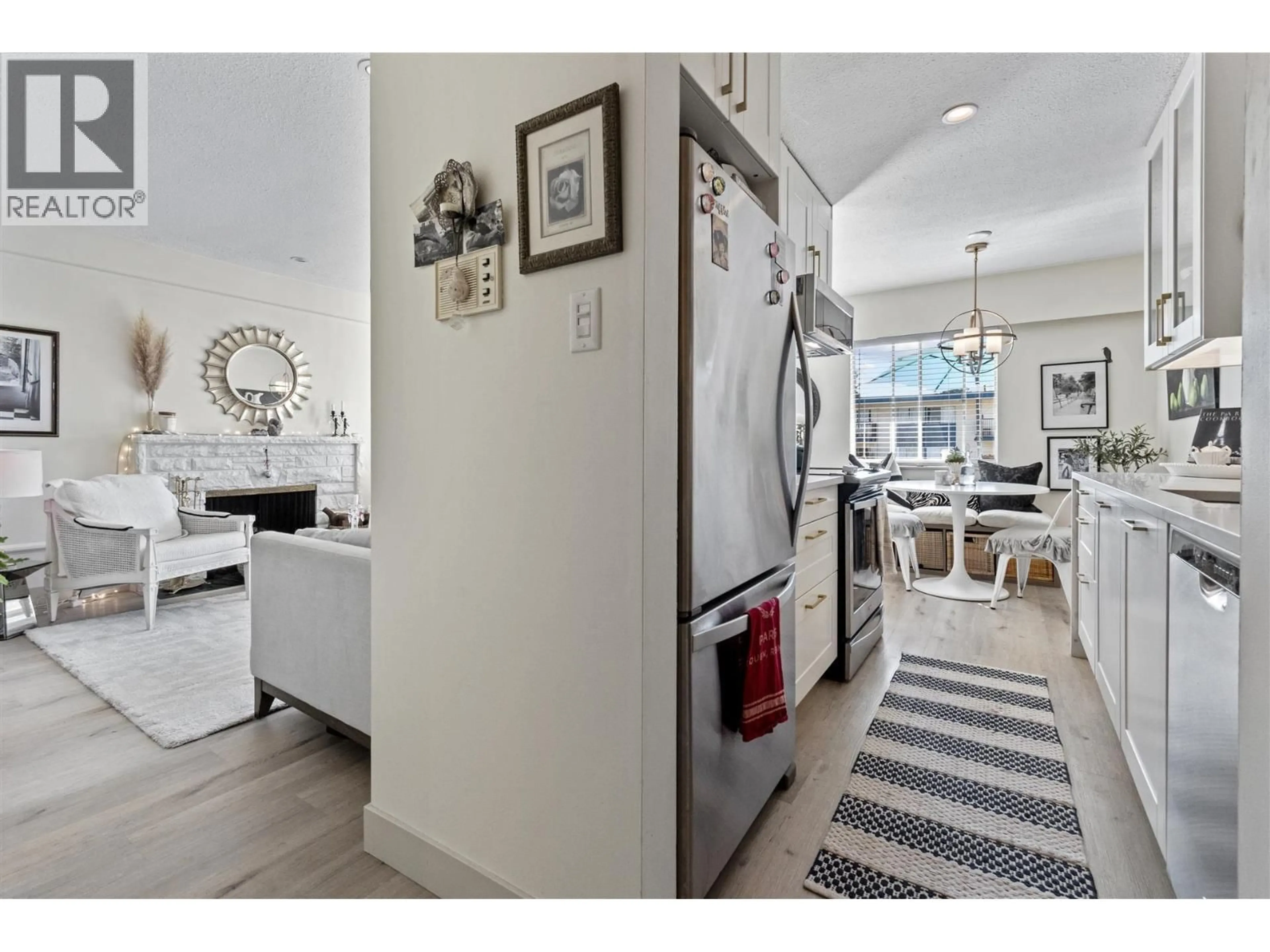 Open concept kitchen, ceramic/tile floor for 10 - 140 20TH STREET, North Vancouver British Columbia V7L3A4