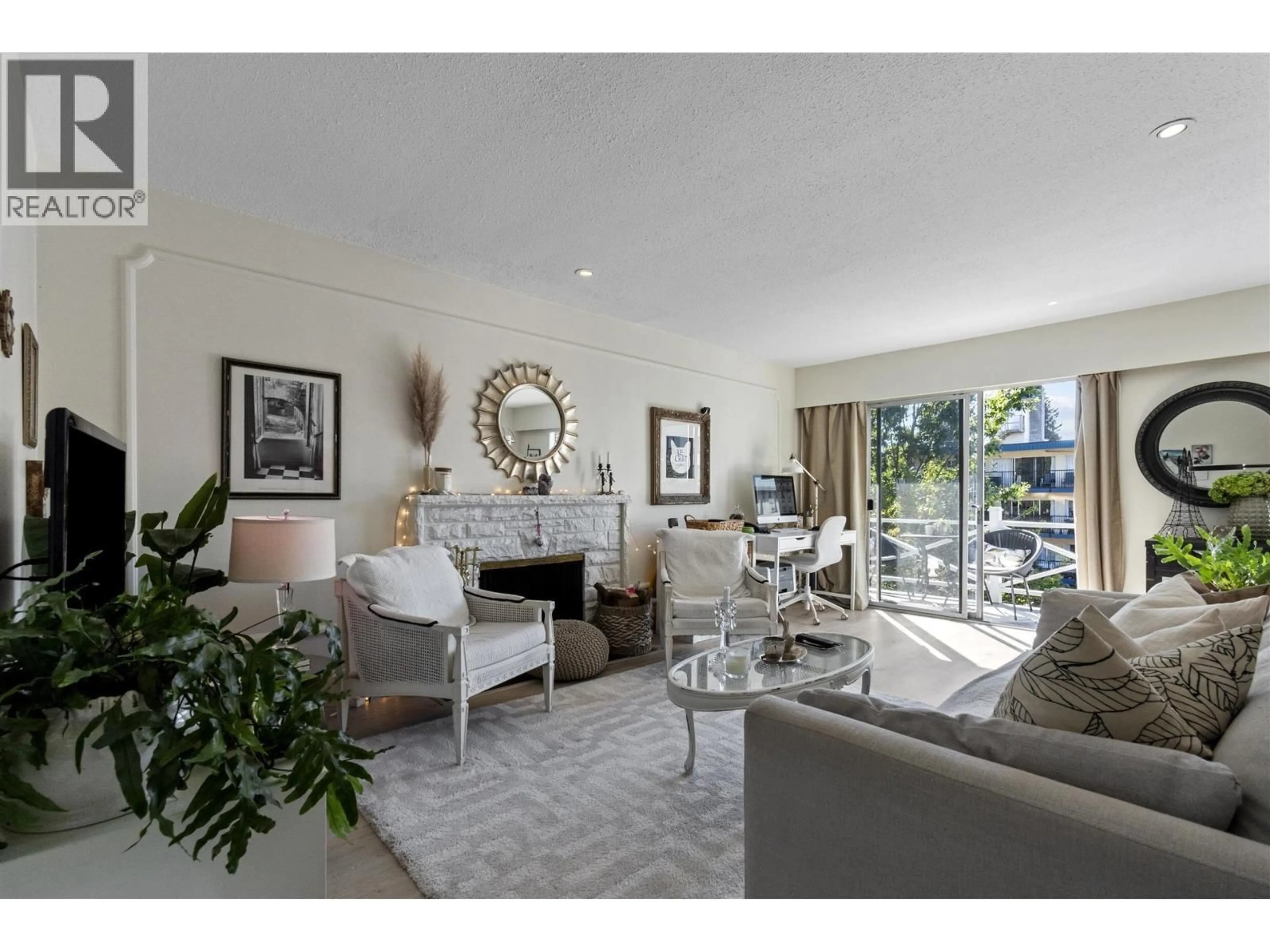 Living room with furniture, unknown for 10 - 140 20TH STREET, North Vancouver British Columbia V7L3A4