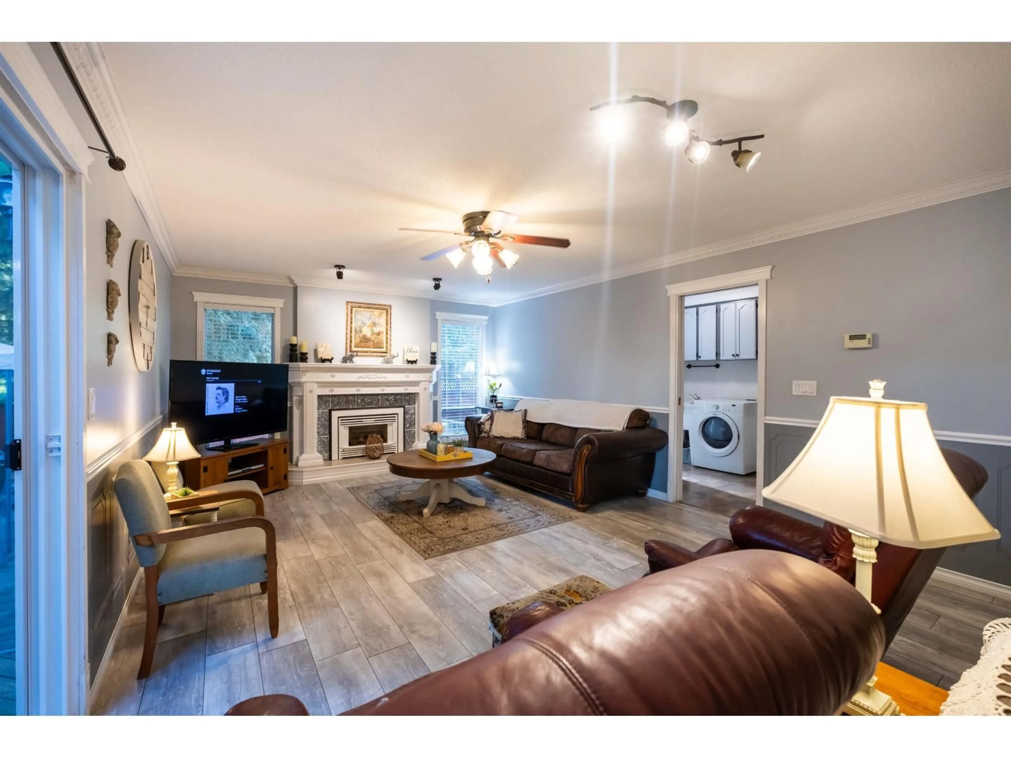 Living room with furniture, wood/laminate floor for 33232 KEATS COURT, Abbotsford British Columbia V2S6S7