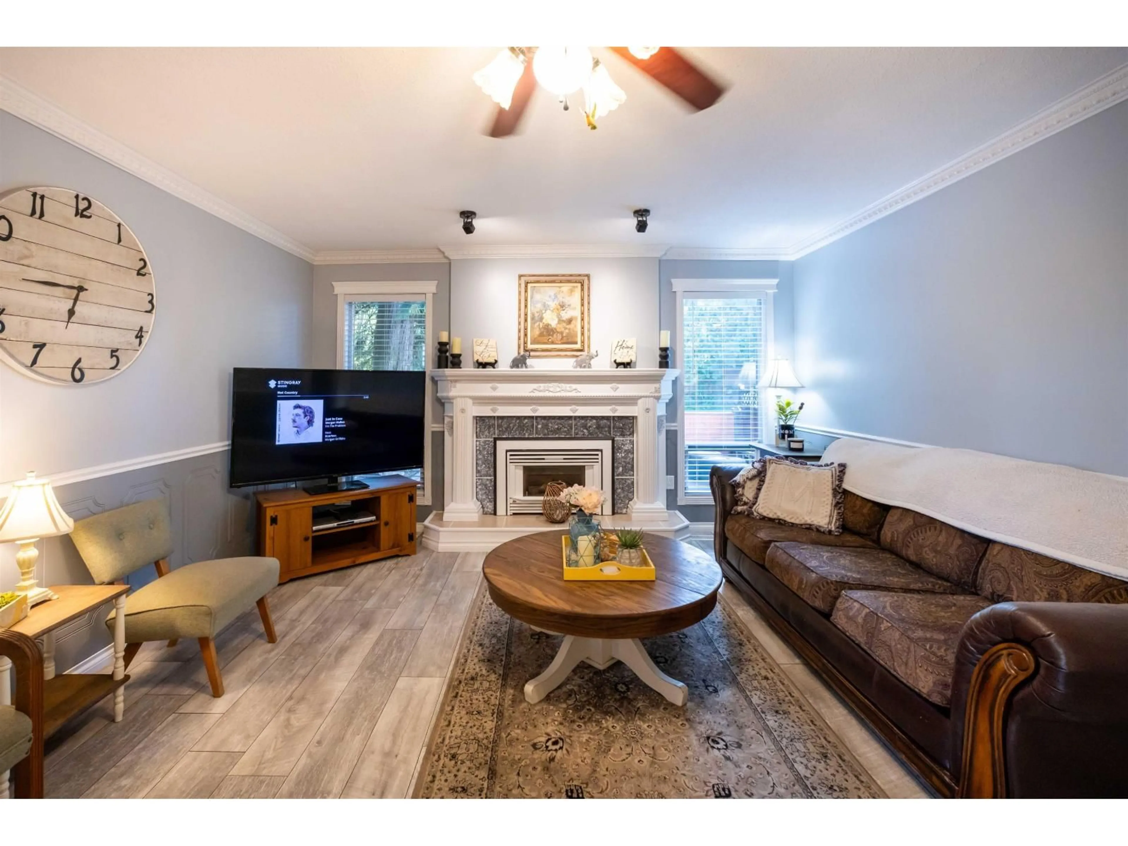 Living room with furniture, wood/laminate floor for 33232 KEATS COURT, Abbotsford British Columbia V2S6S7