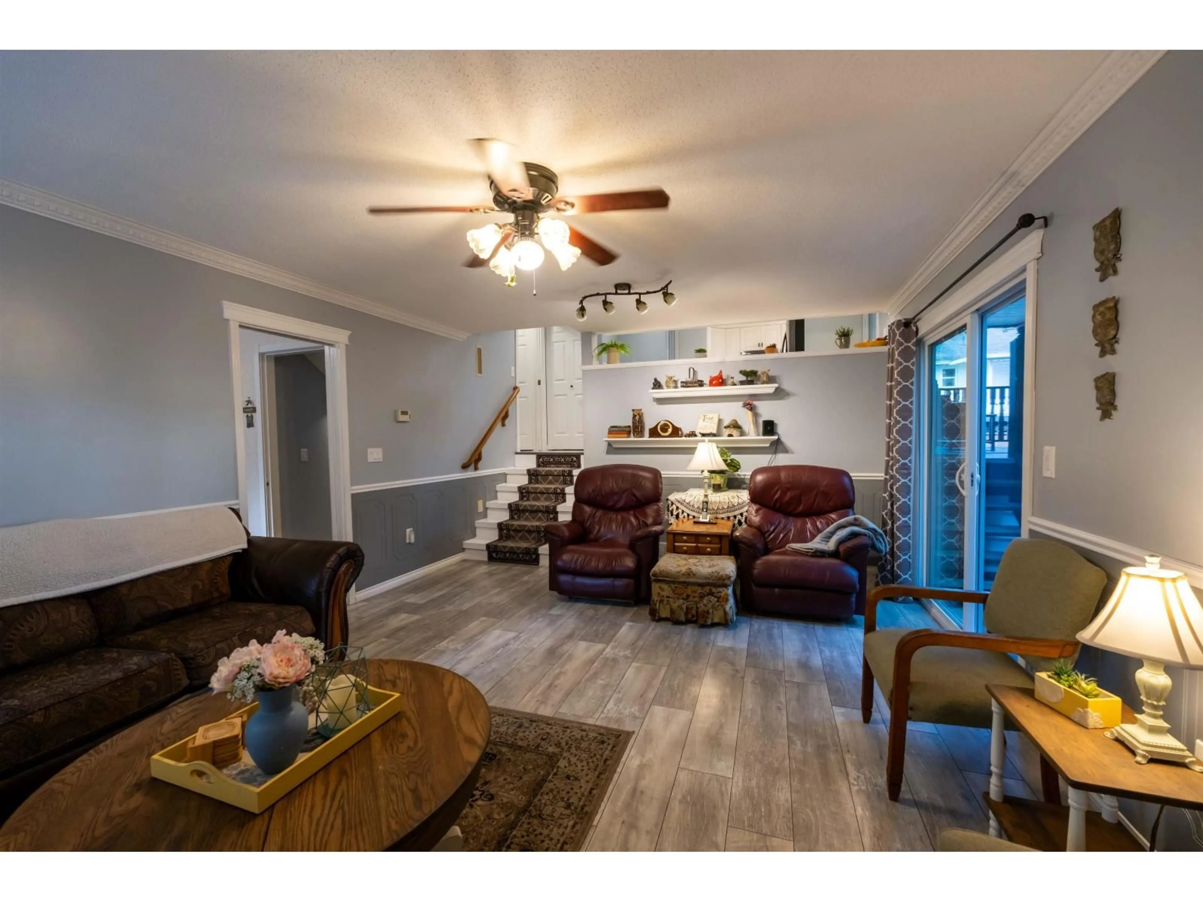 Living room with furniture, wood/laminate floor for 33232 KEATS COURT, Abbotsford British Columbia V2S6S7