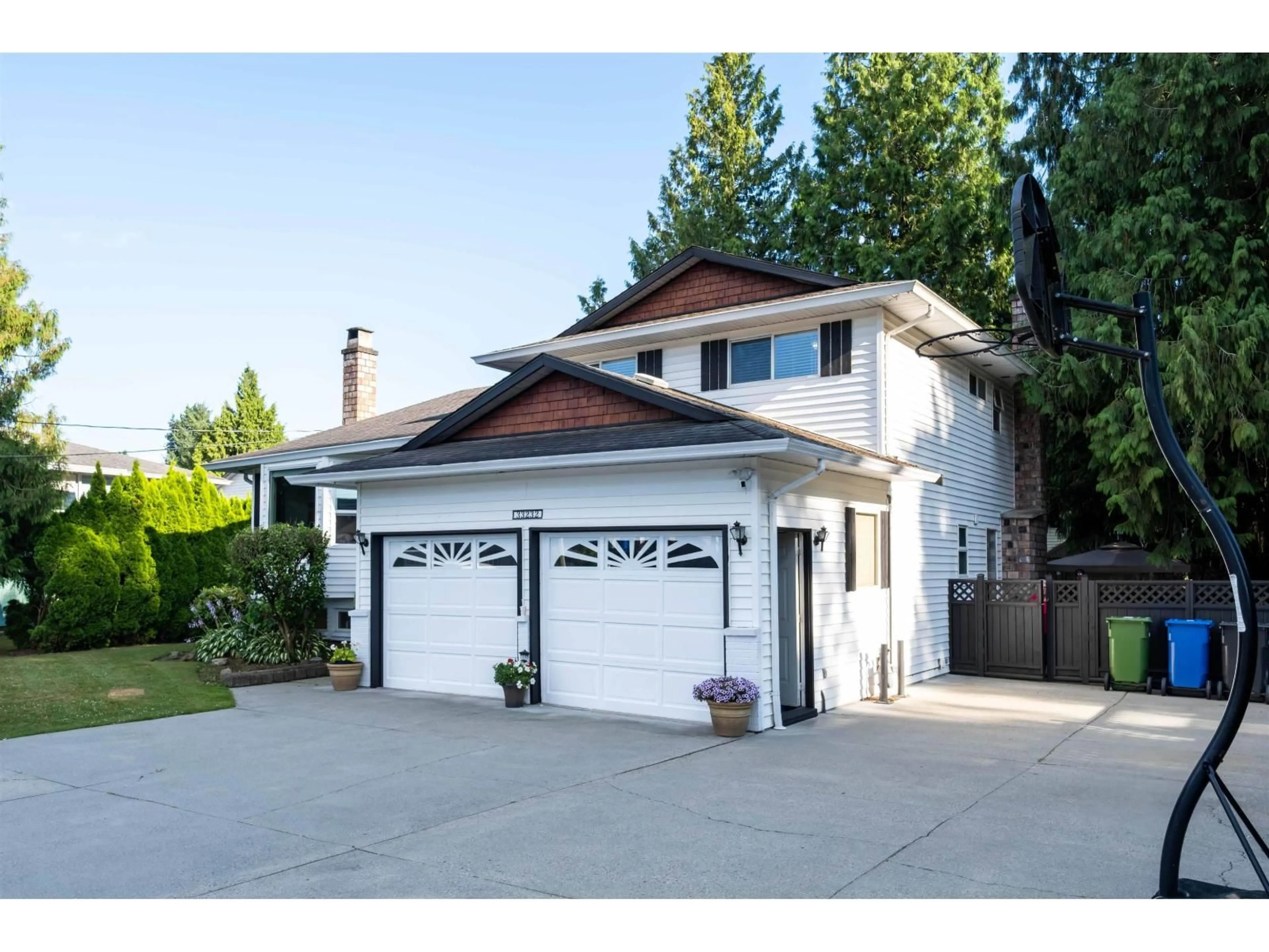 Home with vinyl exterior material, street for 33232 KEATS COURT, Abbotsford British Columbia V2S6S7